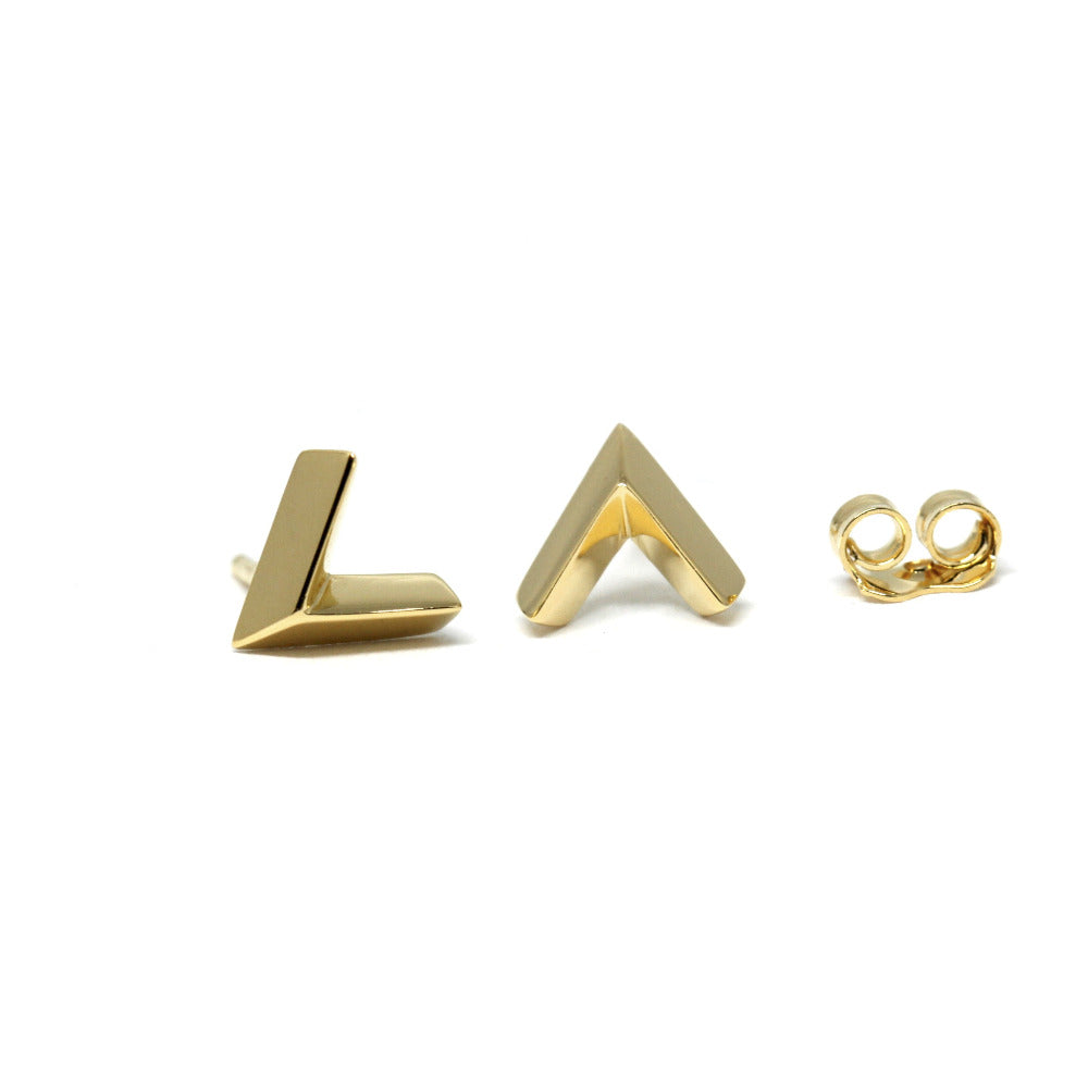 Set of yellow gold arrow-shaped studs with a sleek and bold design, displayed on a white background. Contemporary and unisex jewelry made by Bena Jewelry in Montreal.