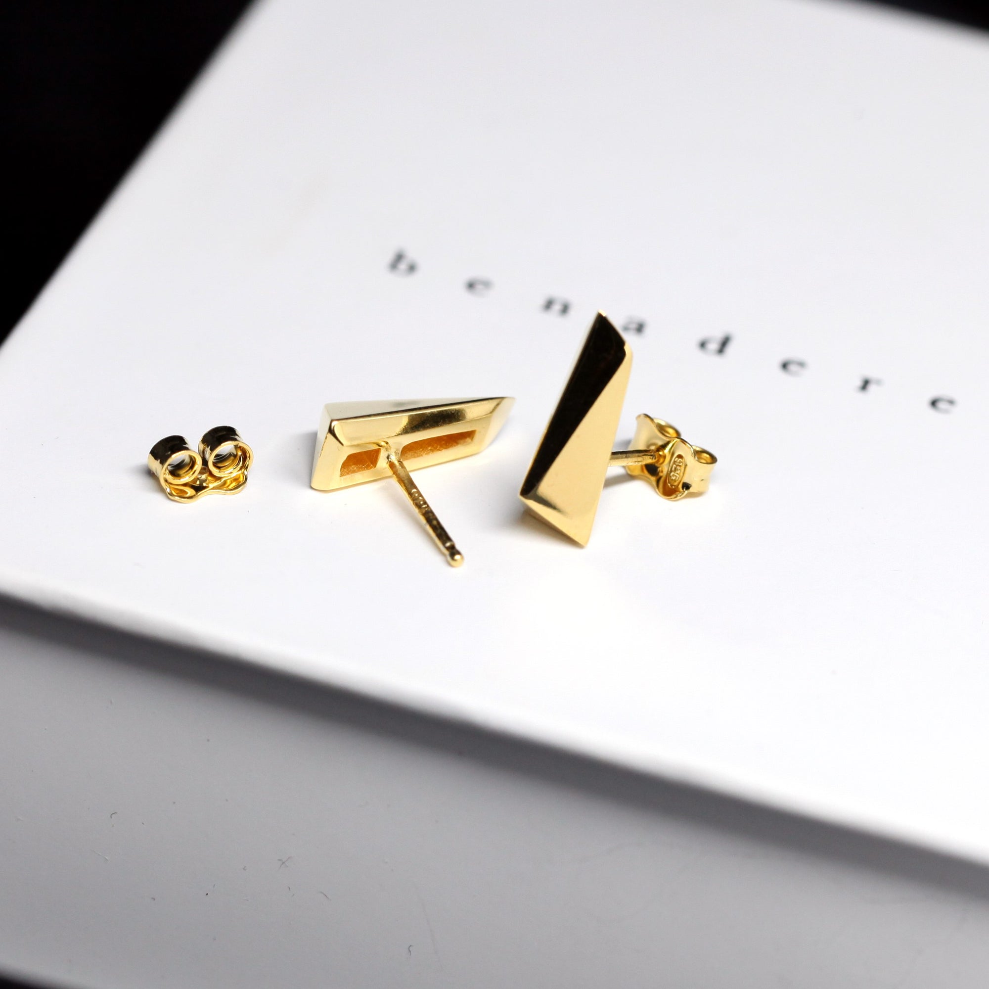 Pike Earrings on soft-toned background – These gold earrings blend elegance and modernity, designed for a bold, unisex look. Handcrafted in fine jewelry tradition.
