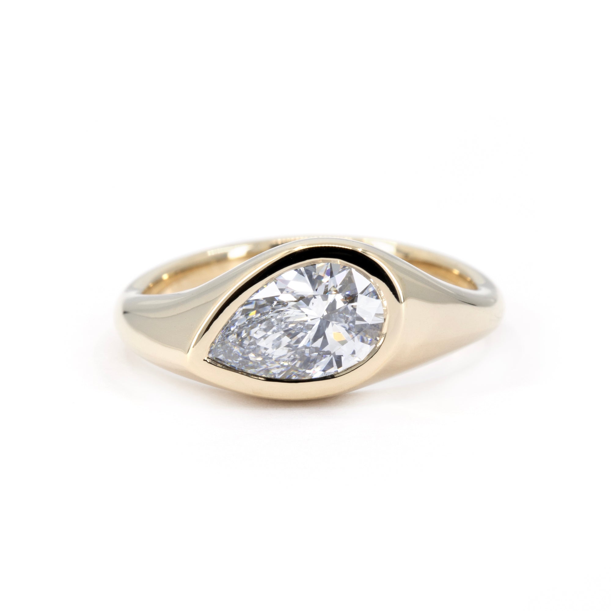 FLUID BEZEL PEAR SHAPE DIAMOND  | Yellow Gold