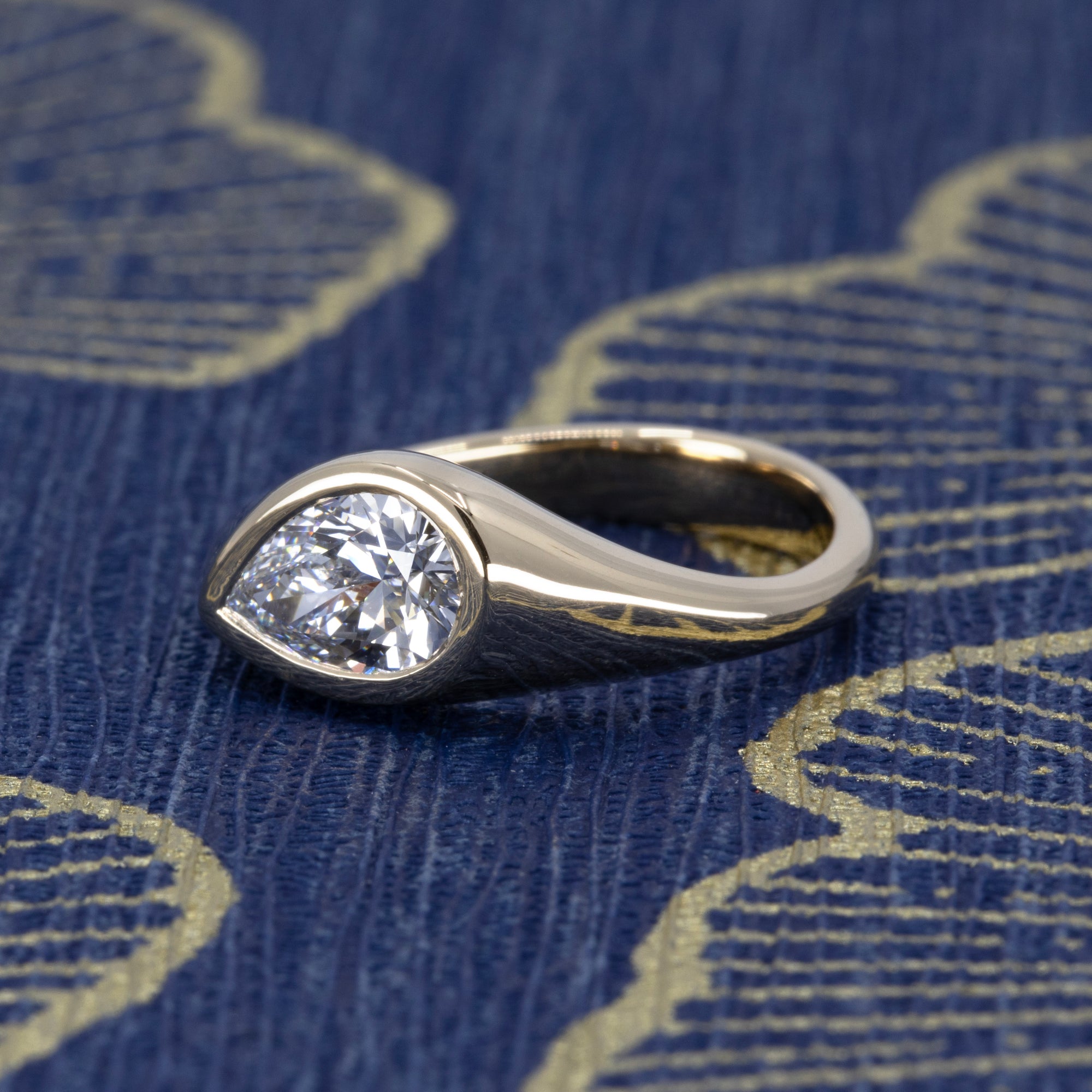 FLUID BEZEL PEAR SHAPE DIAMOND  | Yellow Gold