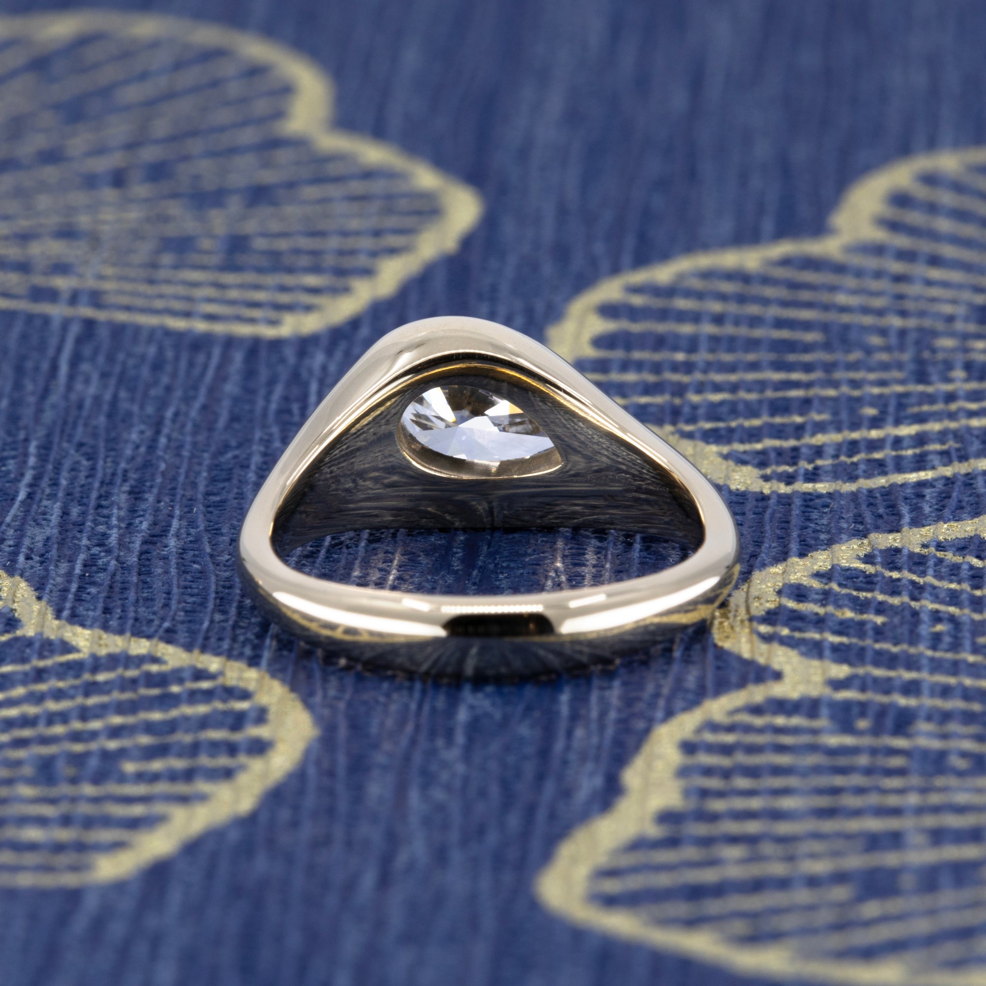 FLUID BEZEL PEAR SHAPE DIAMOND  | Yellow Gold