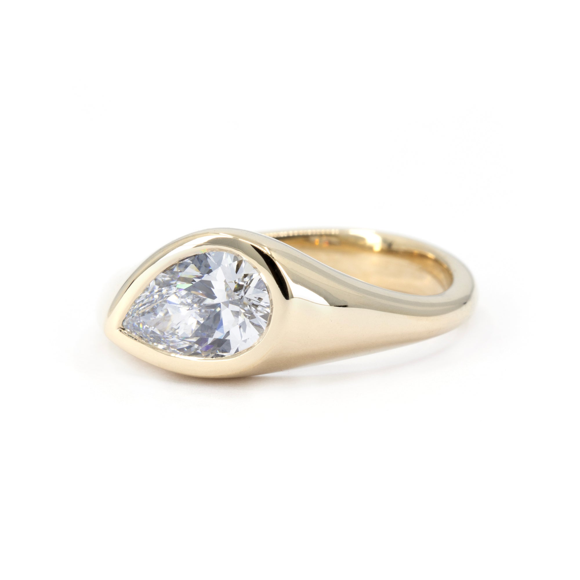 FLUID BEZEL PEAR SHAPE DIAMOND  | Yellow Gold