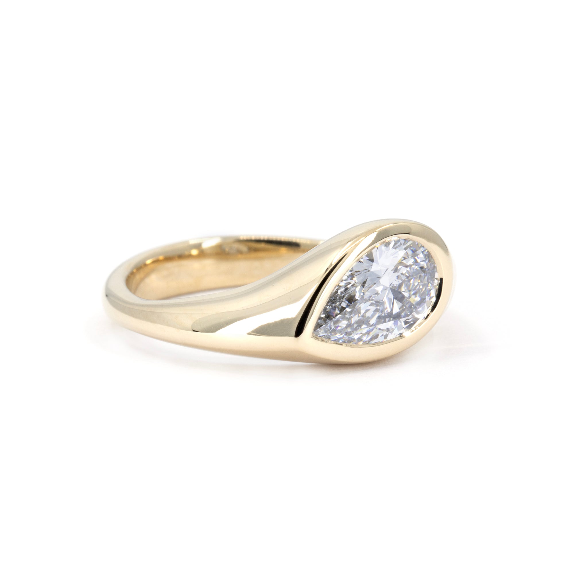 FLUID BEZEL PEAR SHAPE DIAMOND  | Yellow Gold