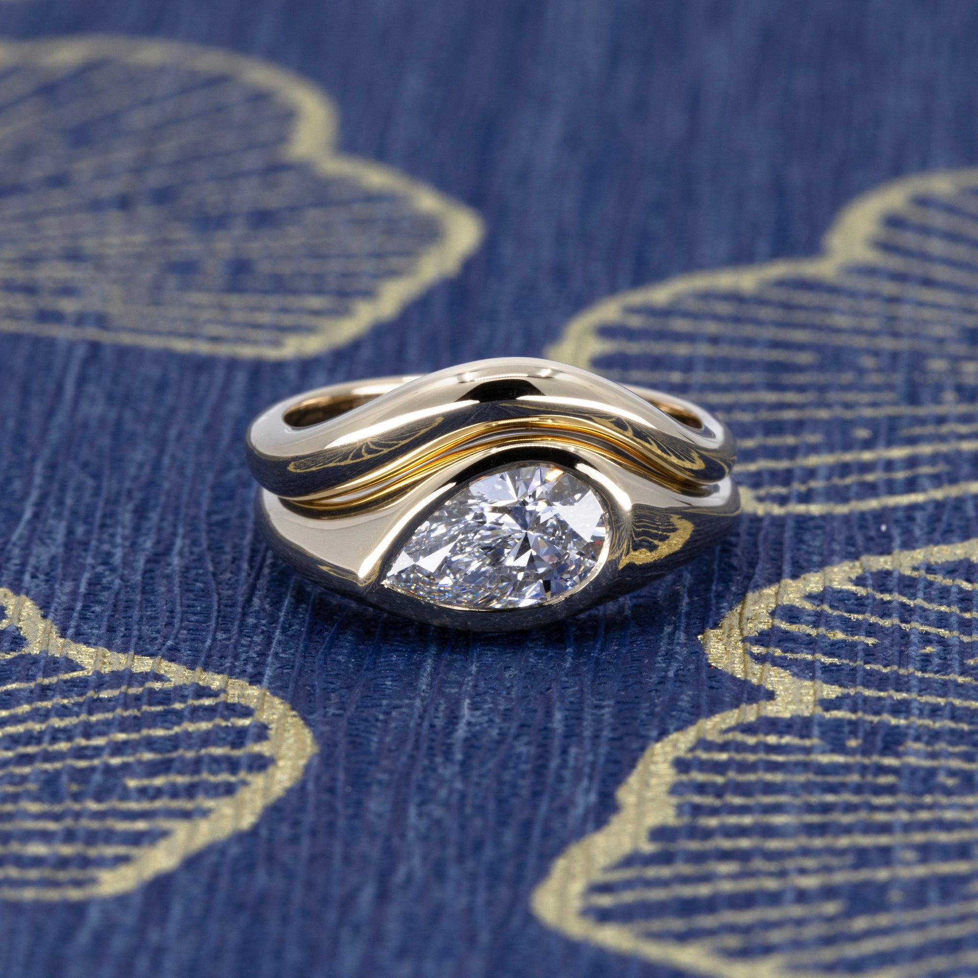 FLUID BEZEL PEAR SHAPE DIAMOND  | Yellow Gold