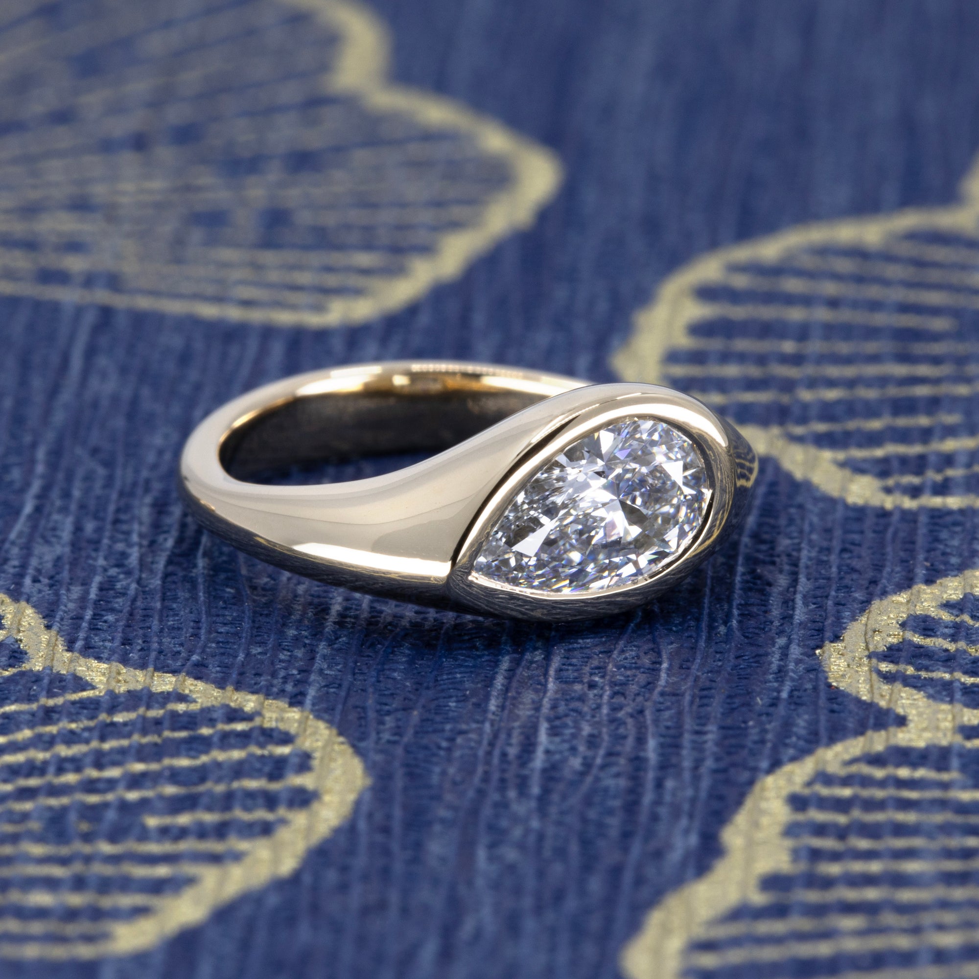 FLUID BEZEL PEAR SHAPE DIAMOND  | Yellow Gold