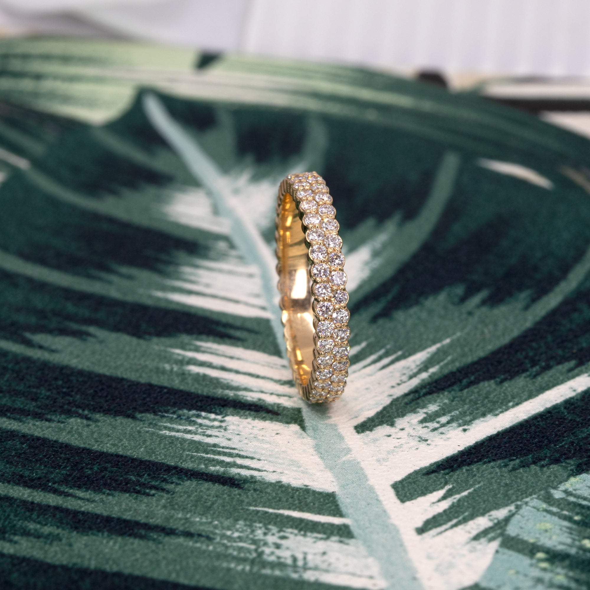 Close-up of the classic 14K yellow gold wedding band, highlighting the stunning sparkle of its 1.50 mm diamonds. A perfect view of the exceptional clarity and brilliance in every detail.