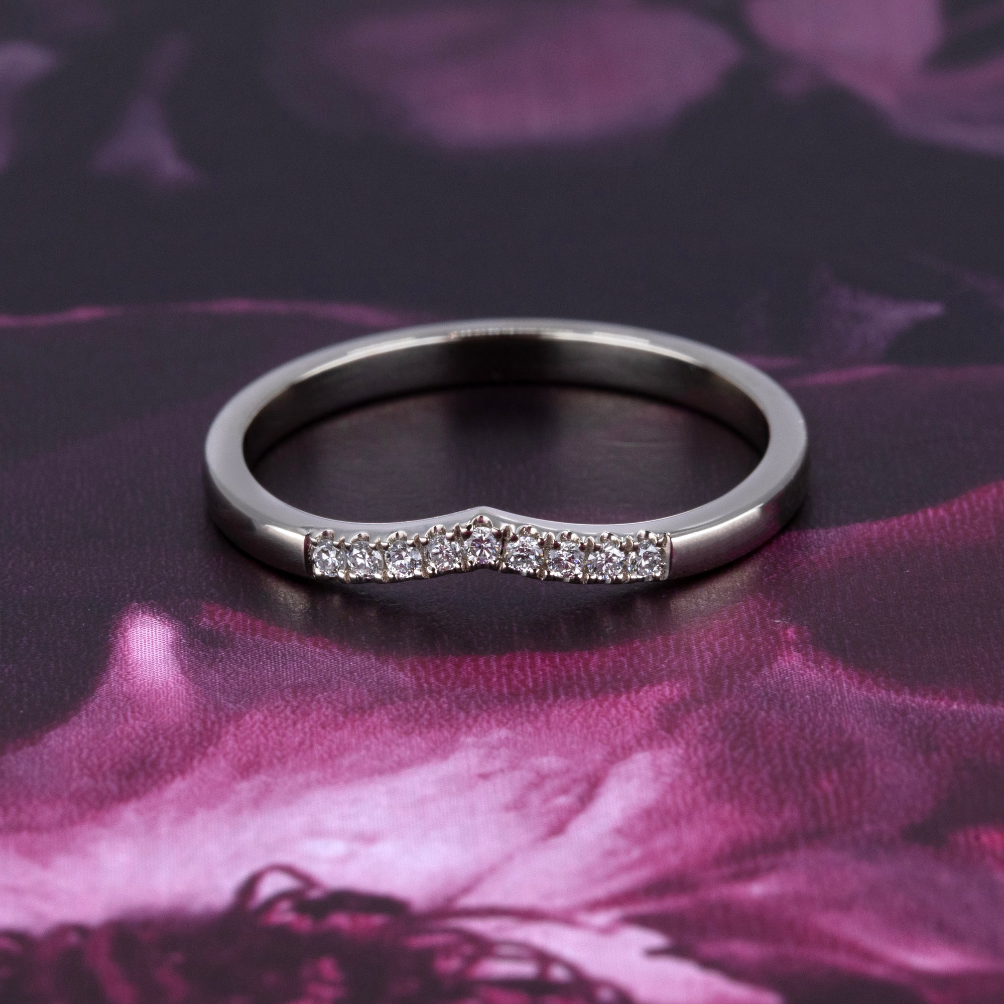 DIAMOND CURVED BAND | White Gold