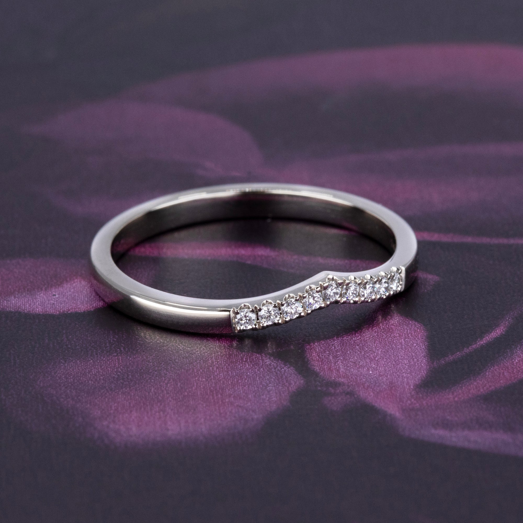 DIAMOND CURVED BAND | White Gold
