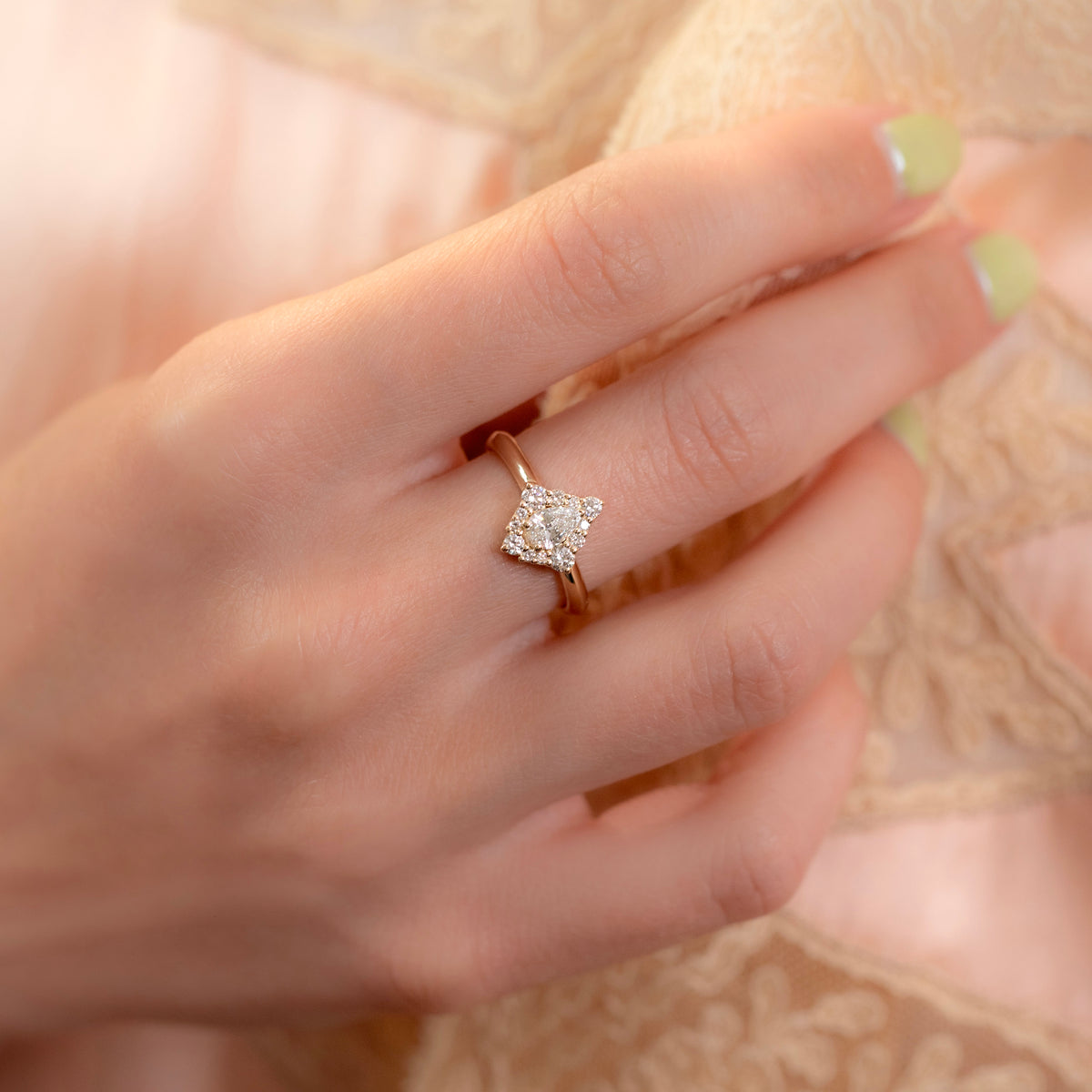 AURA PEAR SHAPE DIAMOND RING | Yellow Gold