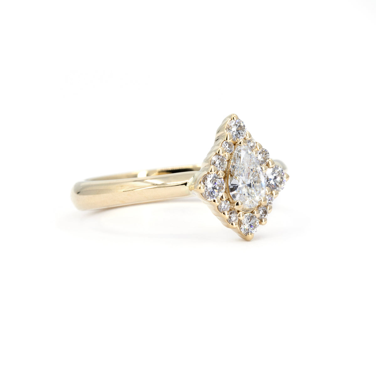 AURA PEAR SHAPE DIAMOND RING | Yellow Gold