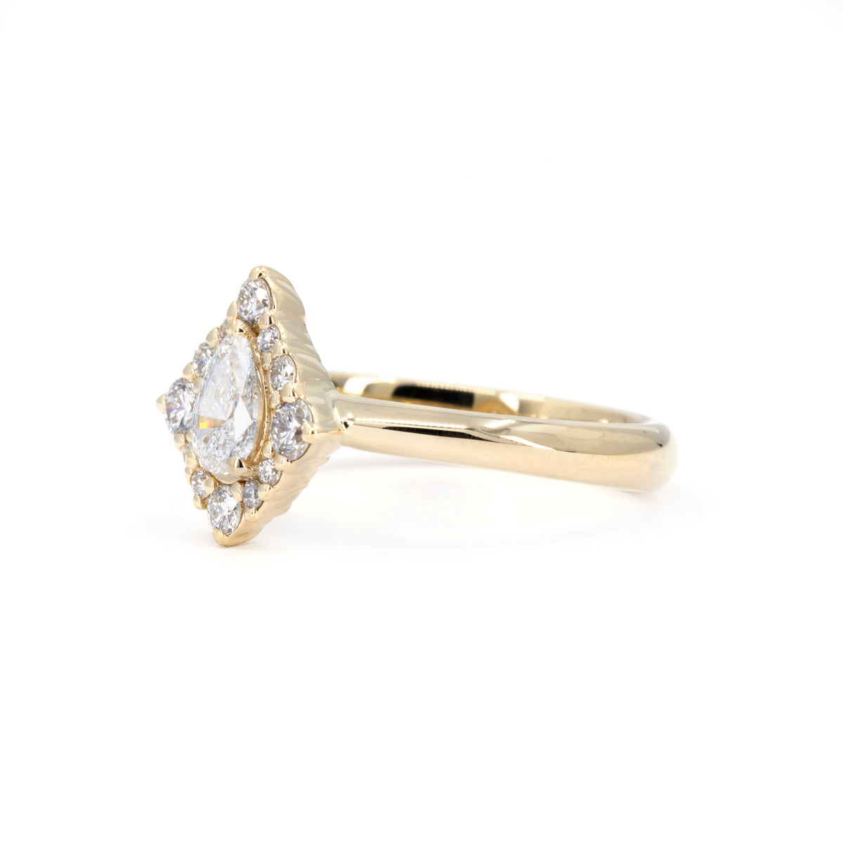 AURA PEAR SHAPE DIAMOND RING | Yellow Gold