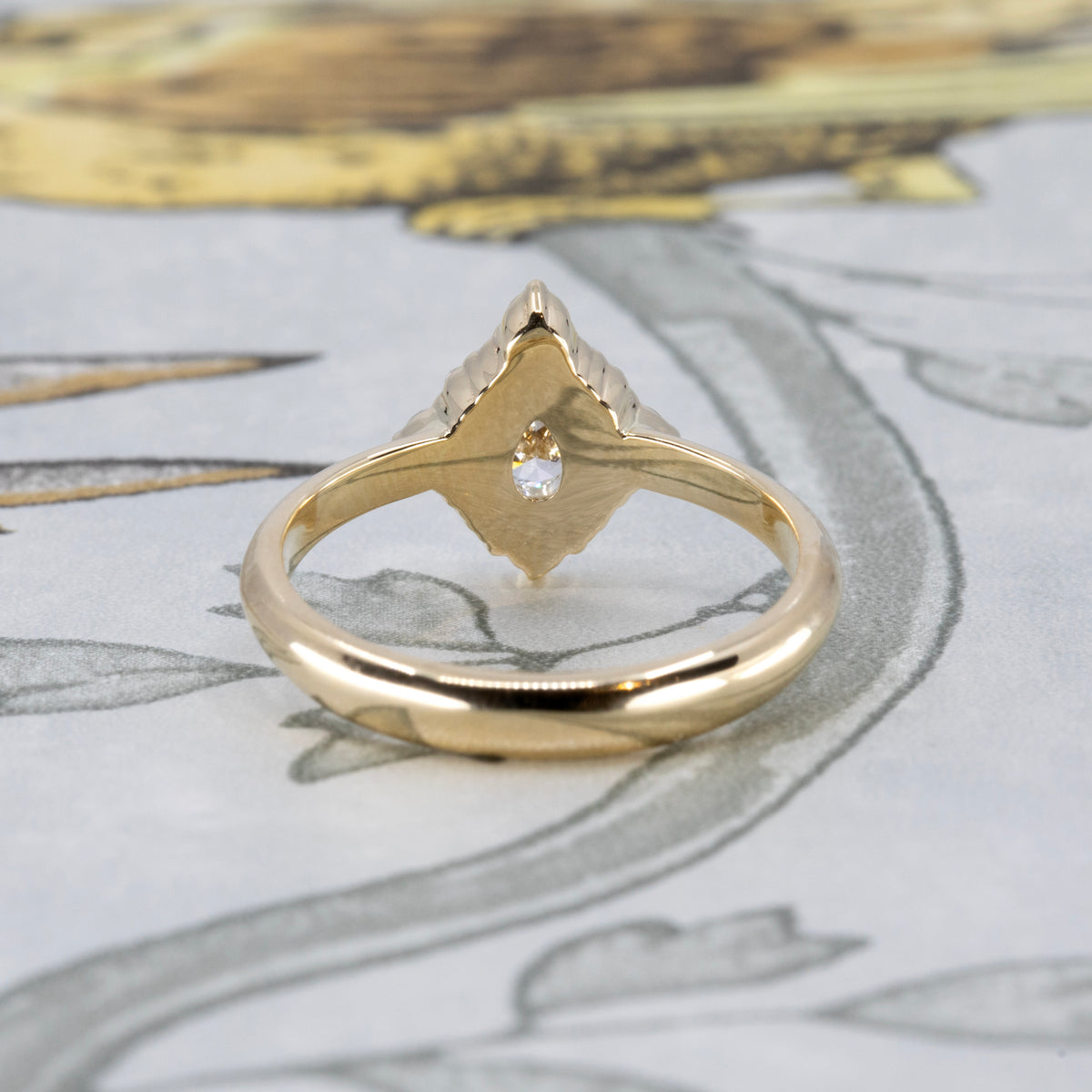 AURA PEAR SHAPE DIAMOND RING | Yellow Gold