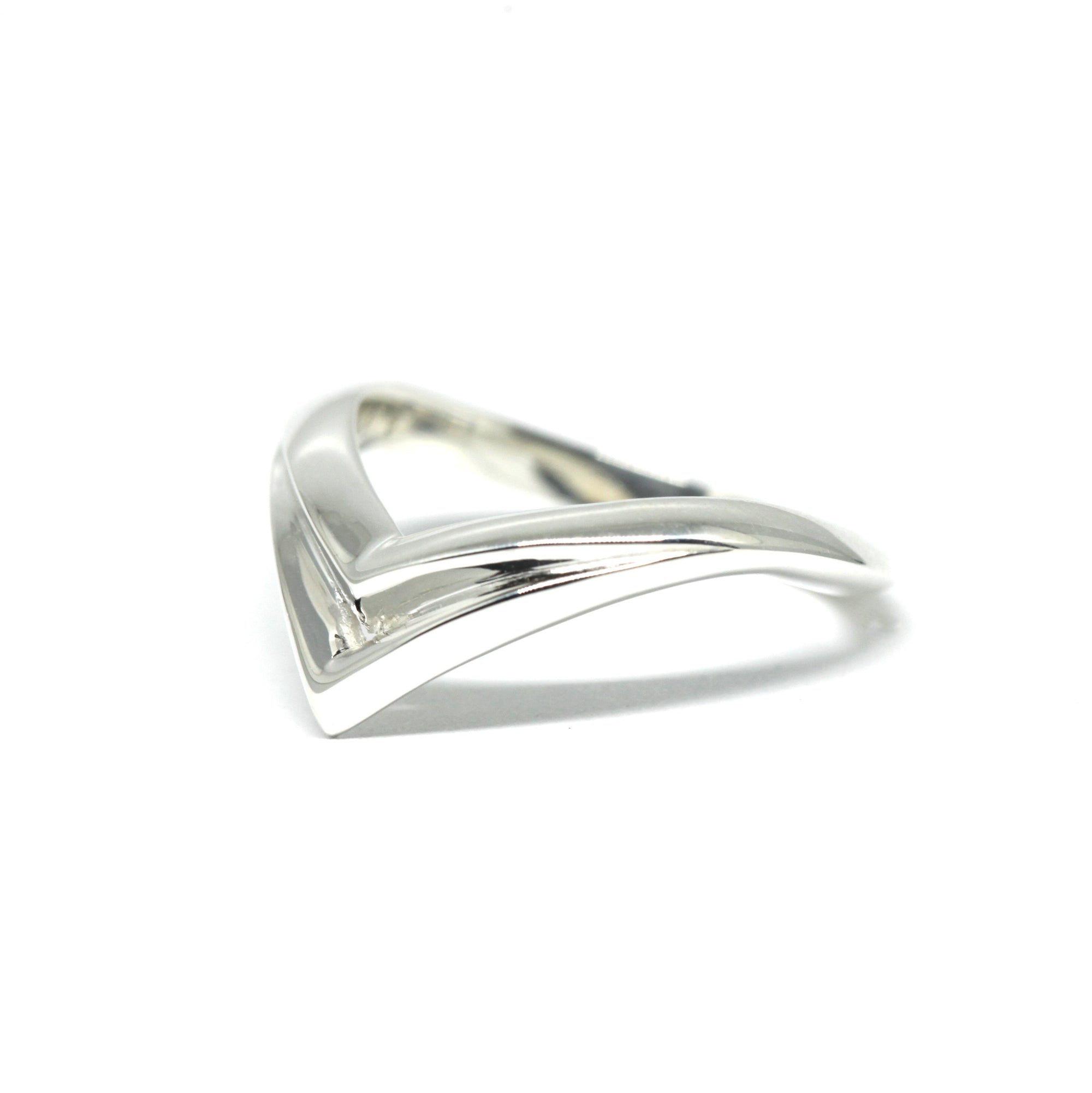 Adorn Ring in white gold on white background – Edgy unisex ring with a sharp V-shaped design, crafted in solid white gold by Bena Jewelry in Montreal, Canada.