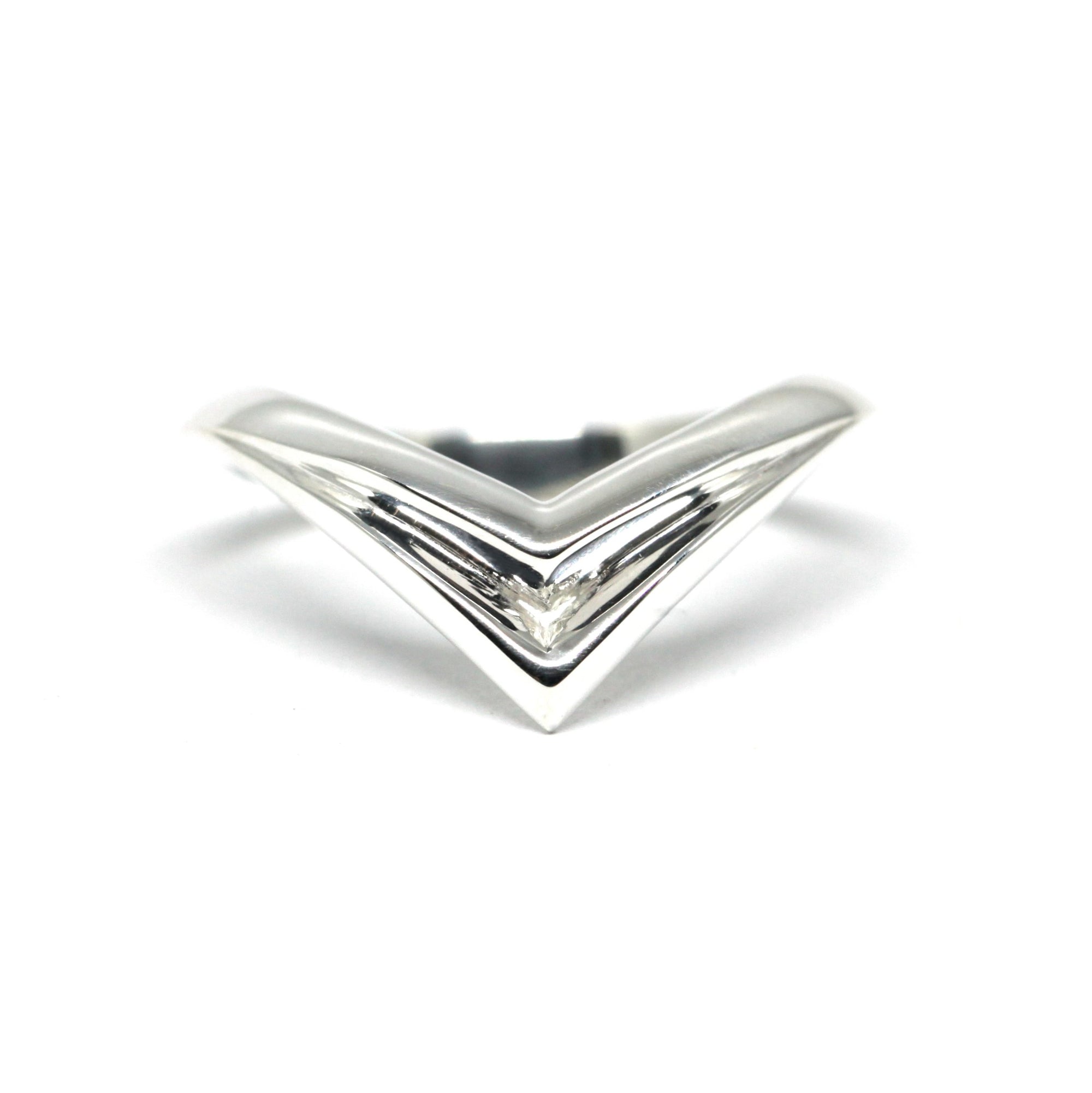 Side view of Adorn Ring in white gold – Contemporary fine jewelry with a strong, angular shape, designed for a refined yet edgy aesthetic.