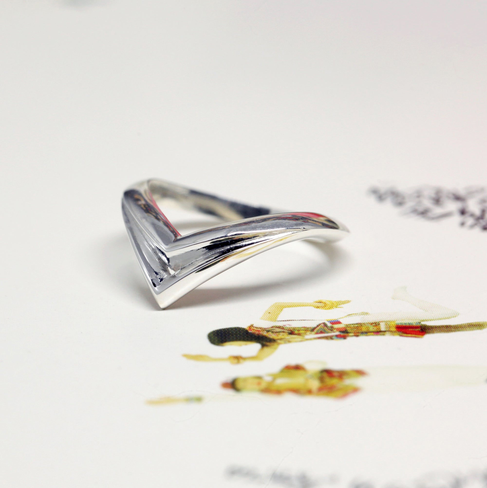  Angled shot of Adorn White Gold Ring – A minimalist yet bold gold ring with sharp geometric curves, crafted in Montreal by independent designer Bena Jewelry.