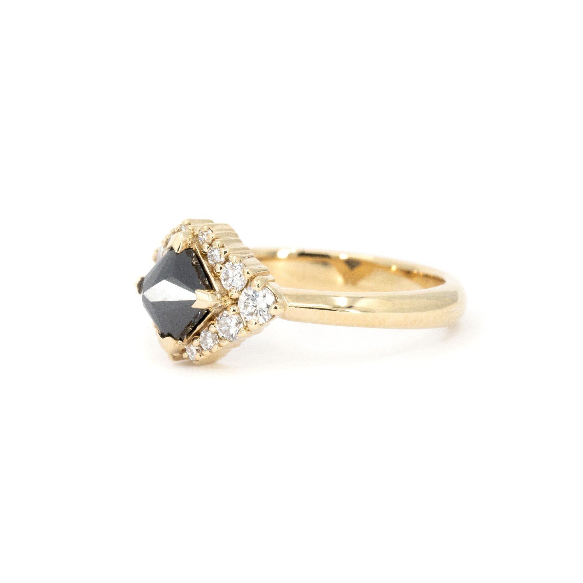 BLACK PRINCESS EDGY HALO | Yellow Gold Ring