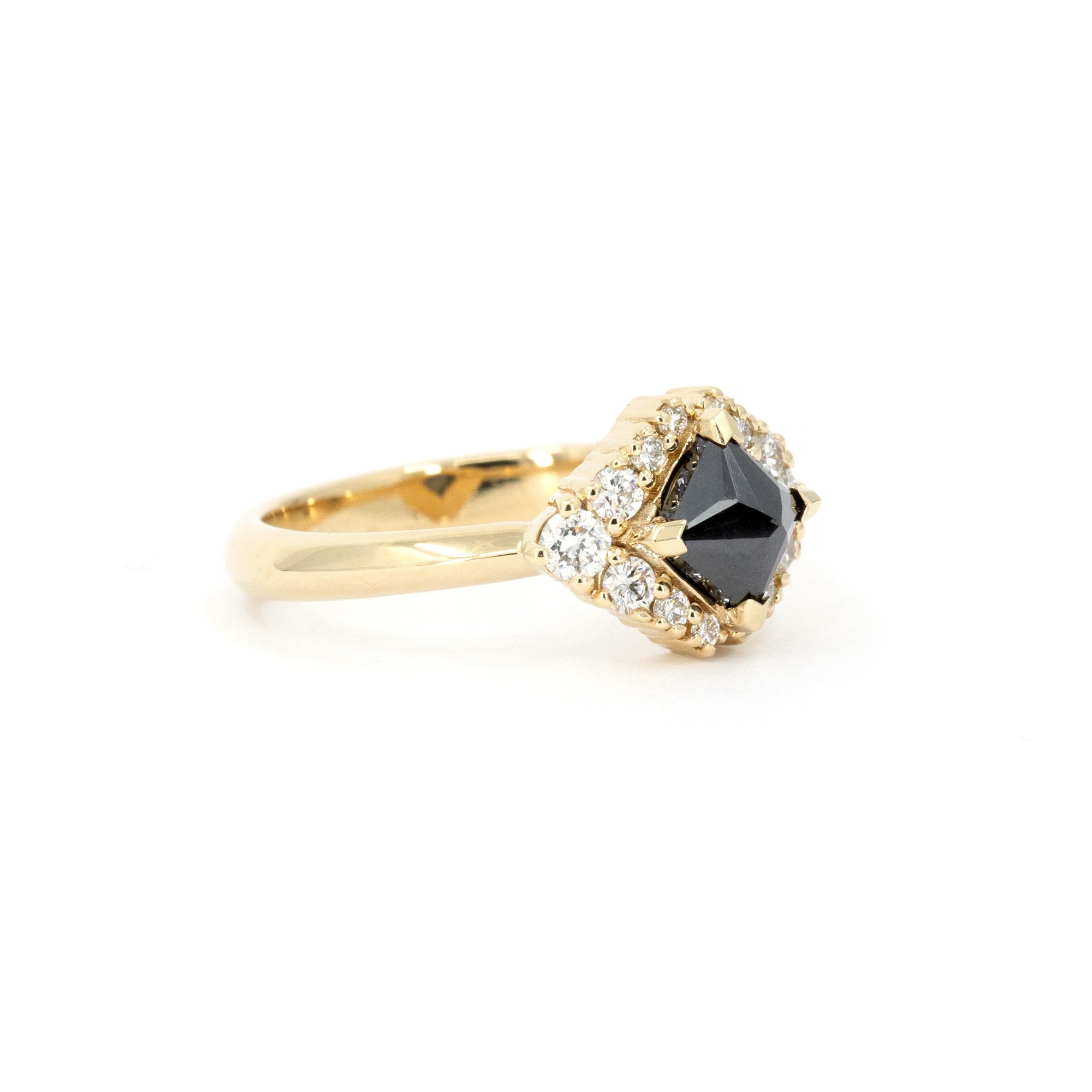BLACK PRINCESS EDGY HALO | Yellow Gold Ring