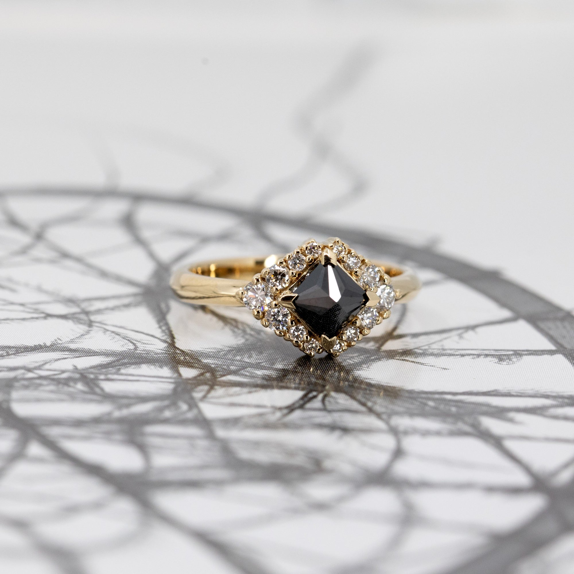 BLACK PRINCESS EDGY HALO | Yellow Gold Ring