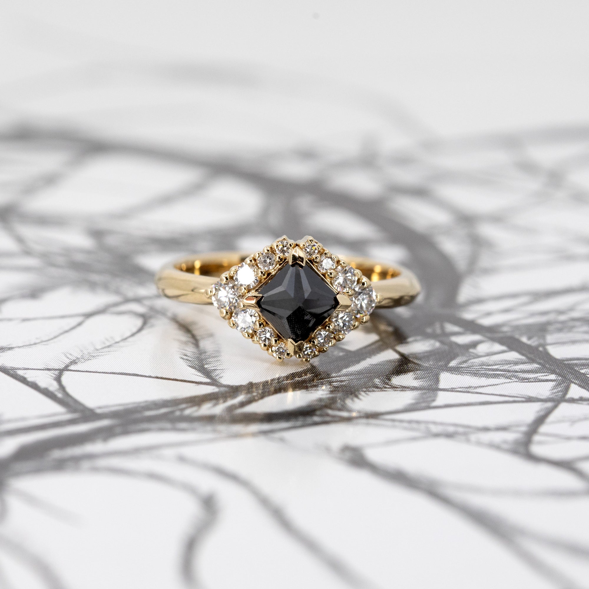 BLACK PRINCESS EDGY HALO | Yellow Gold Ring