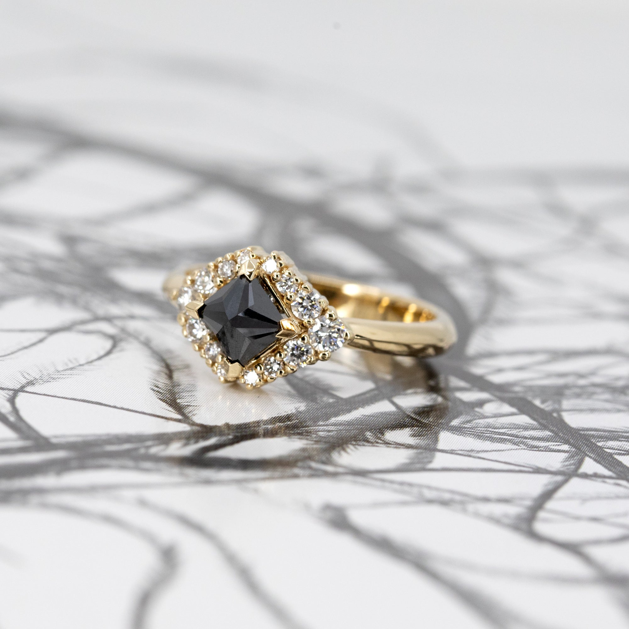BLACK PRINCESS EDGY HALO | Yellow Gold Ring