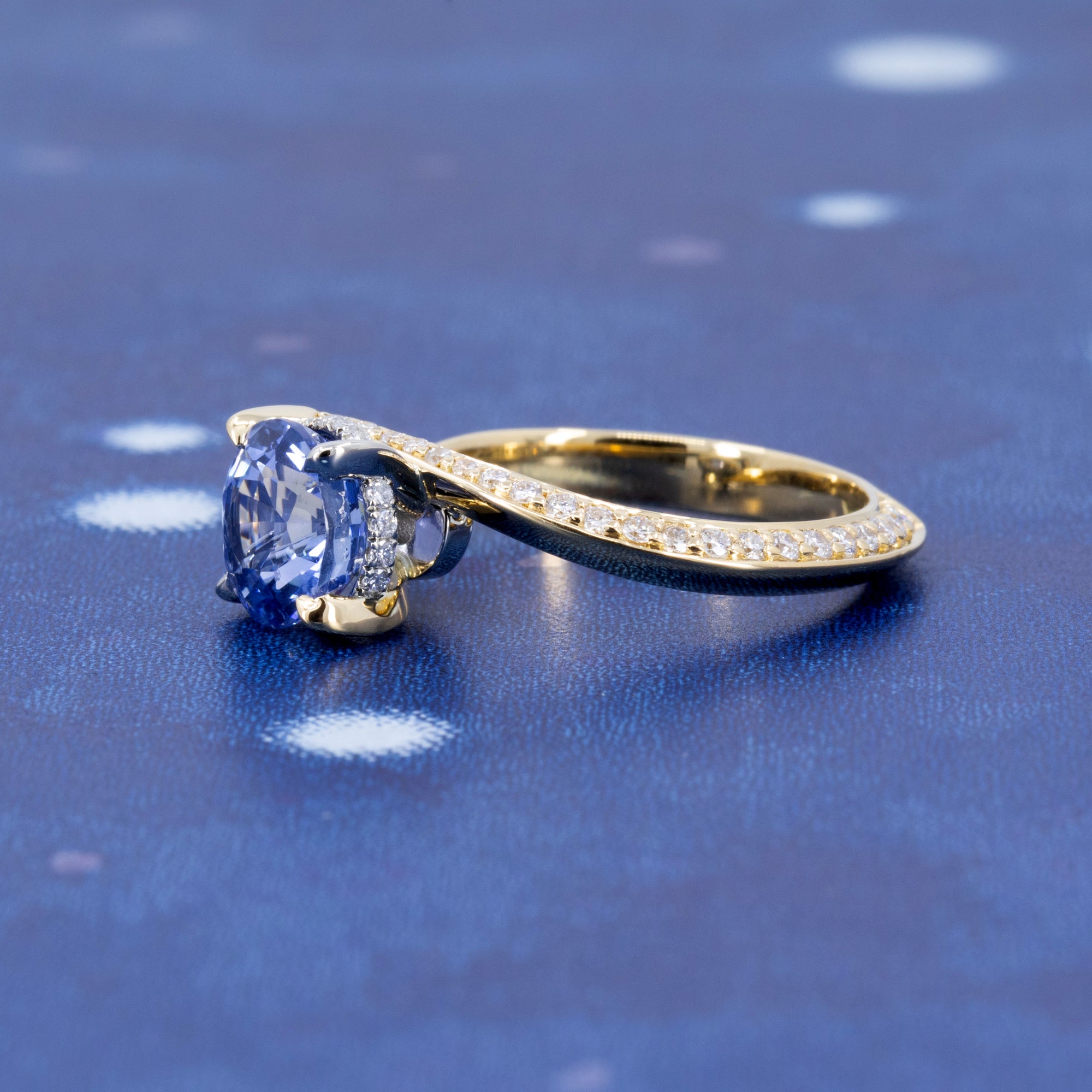 ROUND SAPPHIRE TWO TONS TWIST BAND | Yellow &amp; White Gold