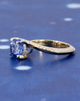 ROUND SAPPHIRE TWO TONS TWIST BAND | Yellow & White Gold