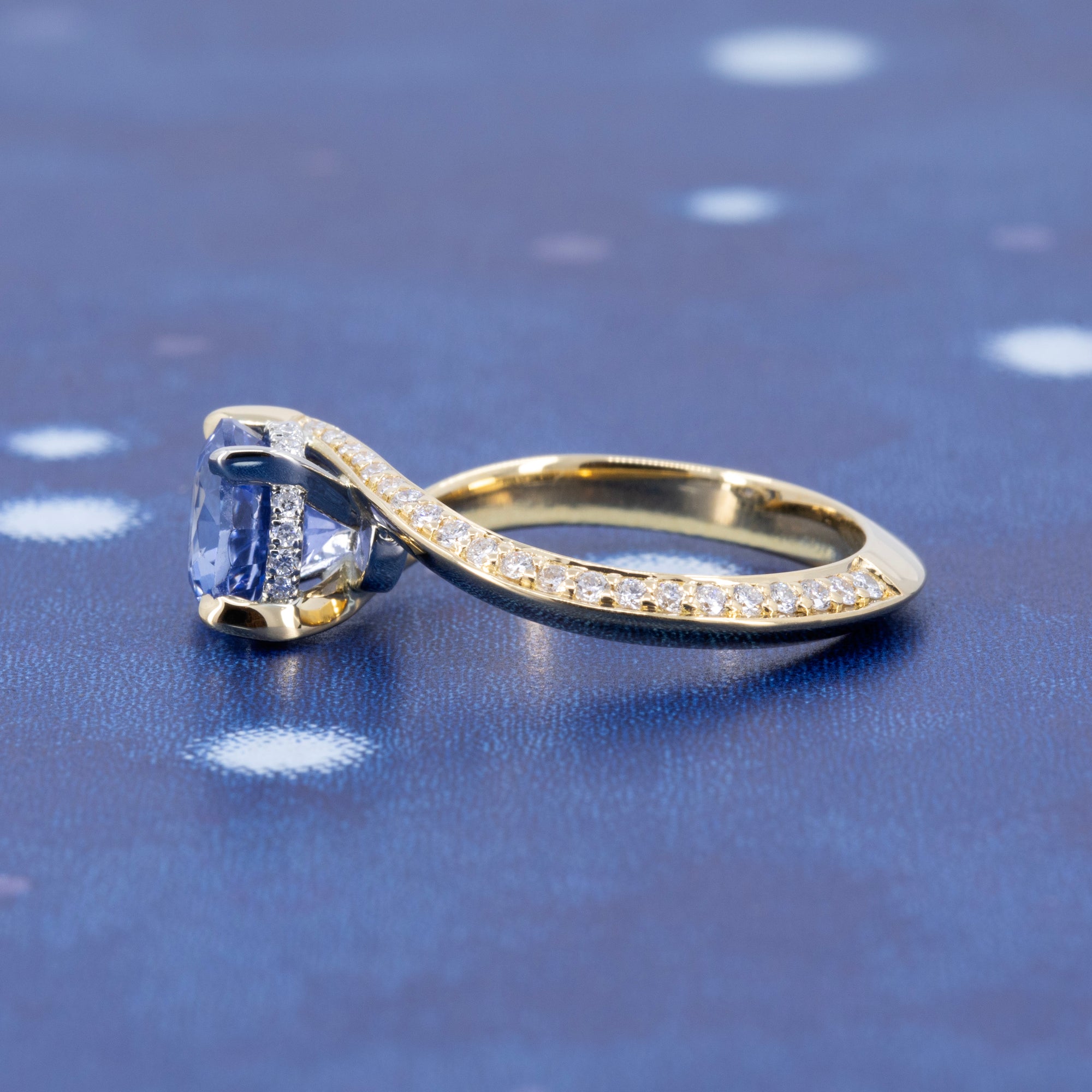ROUND SAPPHIRE TWO TONS TWIST BAND | Yellow &amp; White Gold