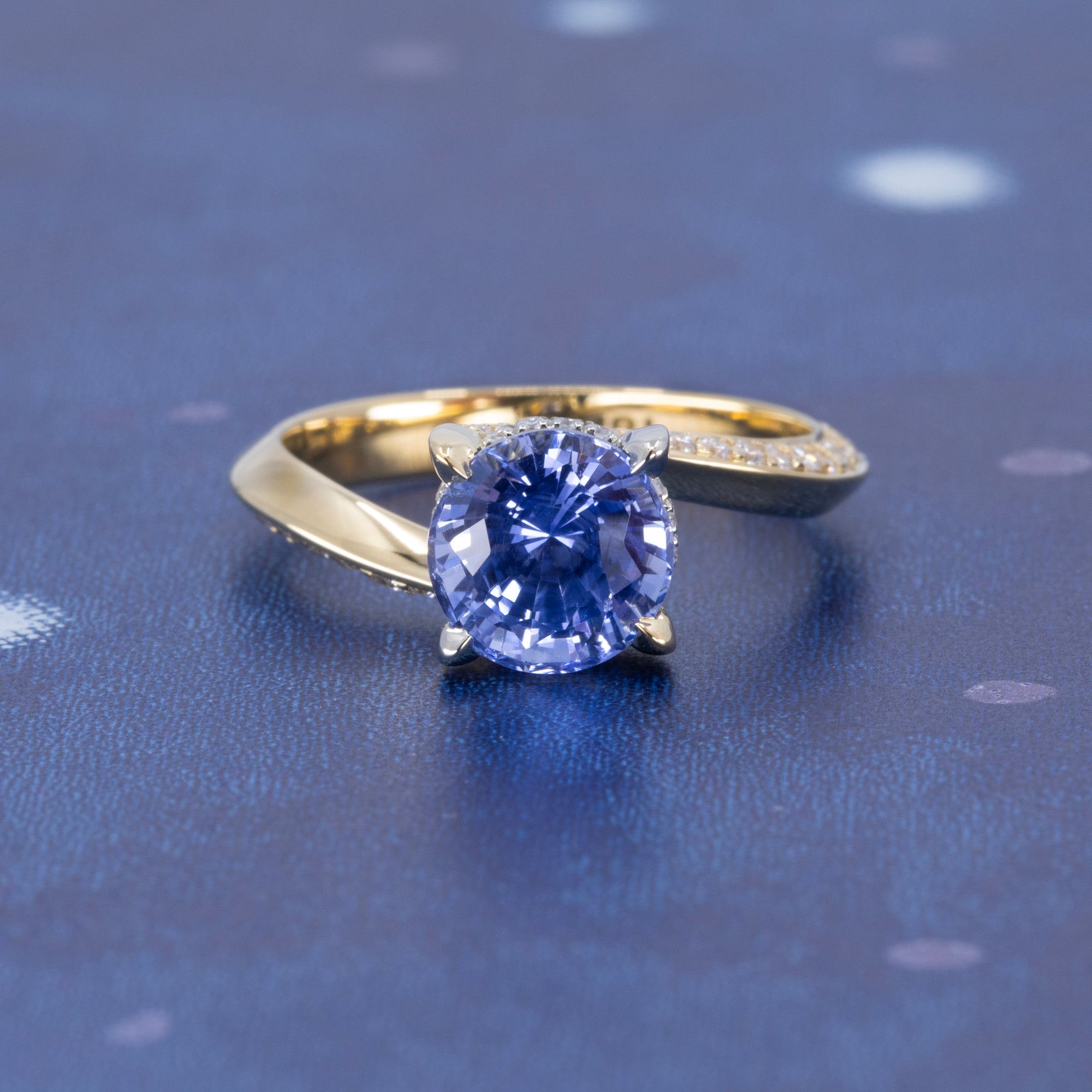 ROUND SAPPHIRE TWO TONS TWIST BAND | Yellow &amp; White Gold