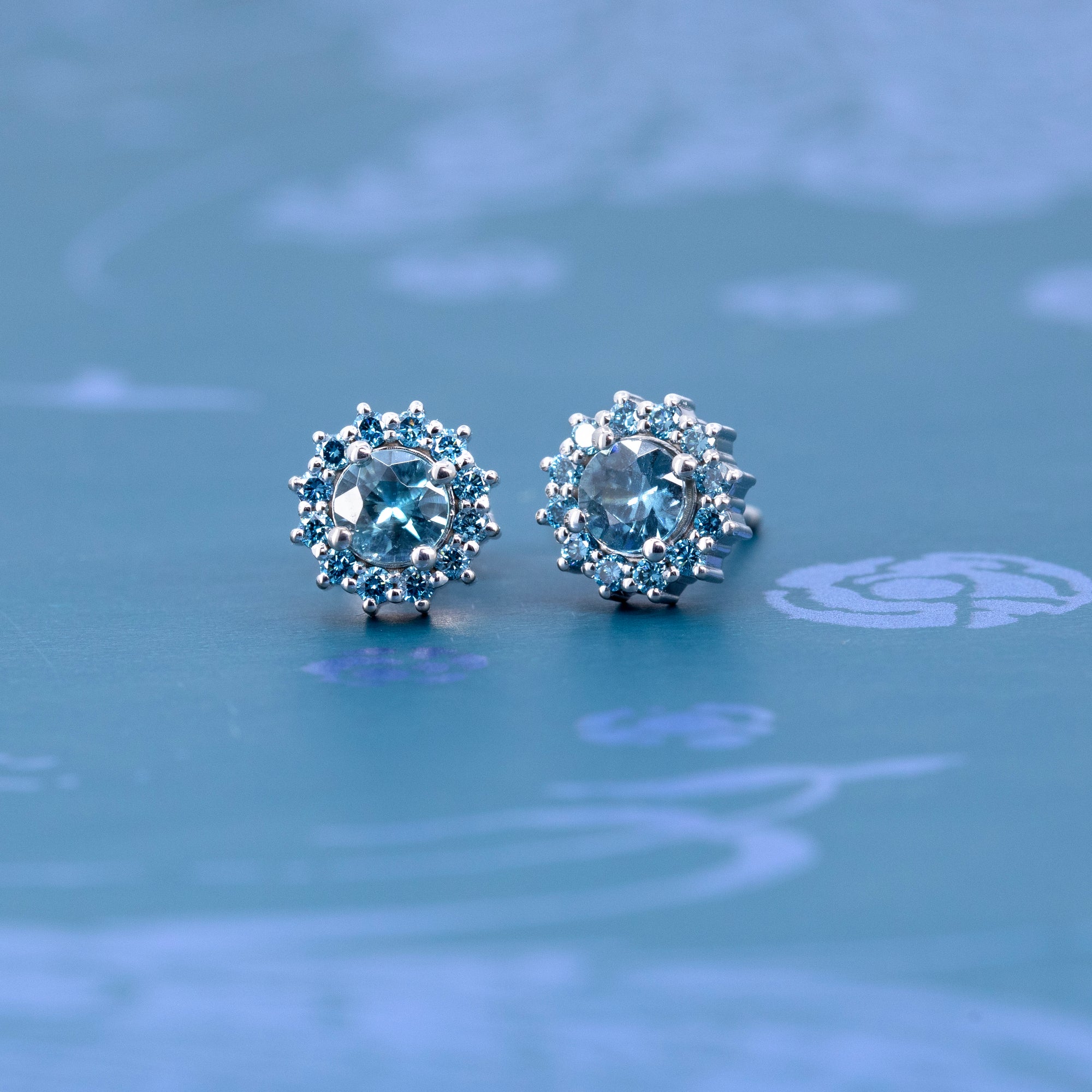 SOLEIL BLUE ZIRCON &amp; DIAMOND STUDS EARRINGS | White Gold