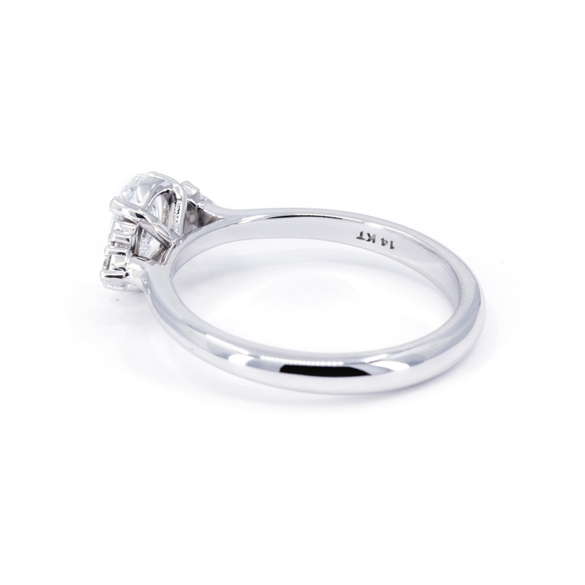 CLASSIC DESIR OVAL SHAPE DIAMOND | White Gold