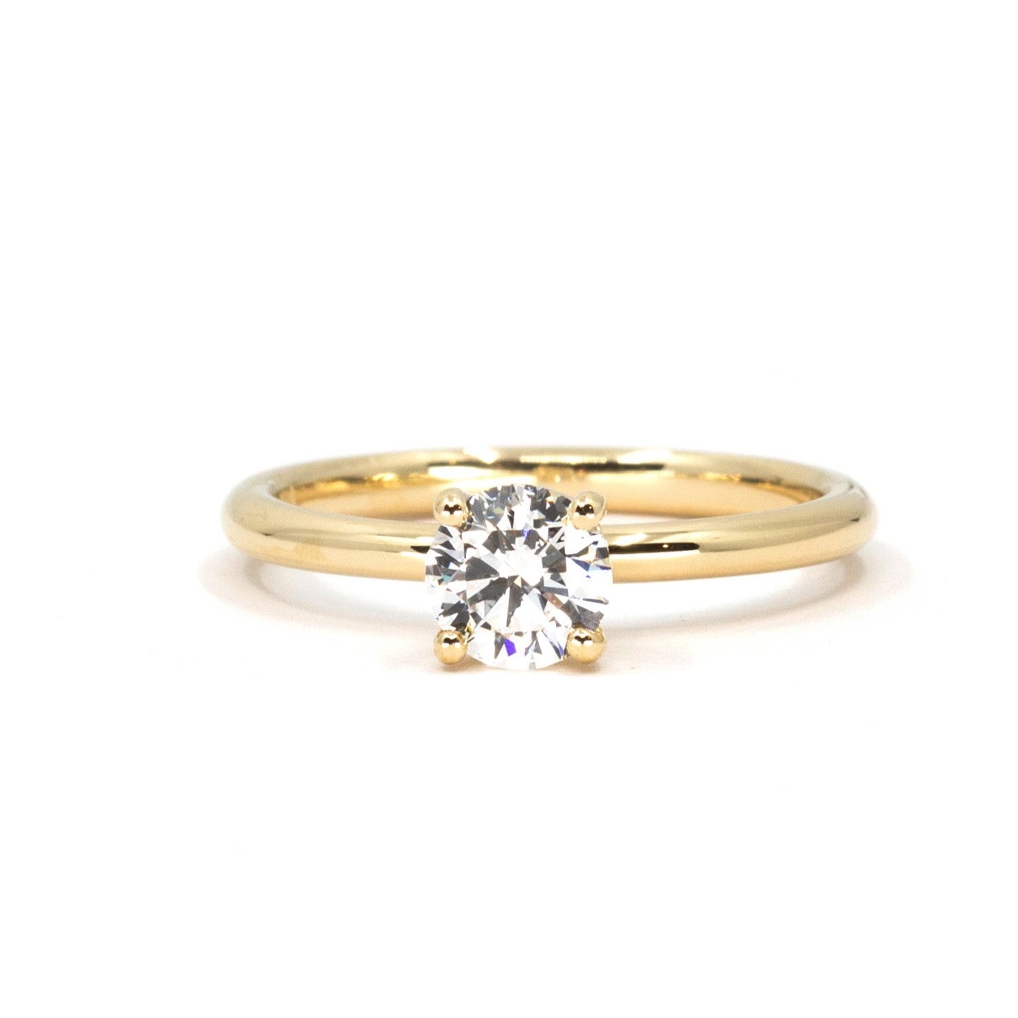 Round diamond classic enagement ring made by Bena Jewelry in Monteal.