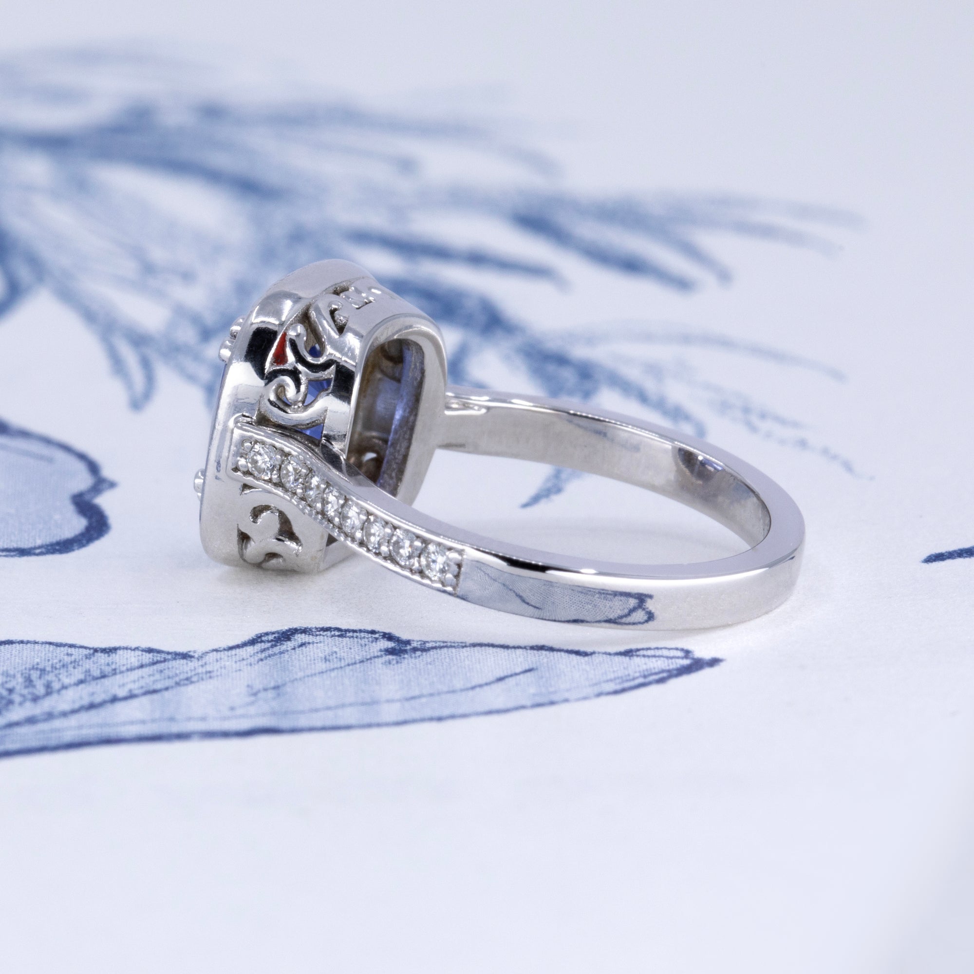 CUSHION BLUE SAPPHIRE DIAMOND HALO RING | White Gold