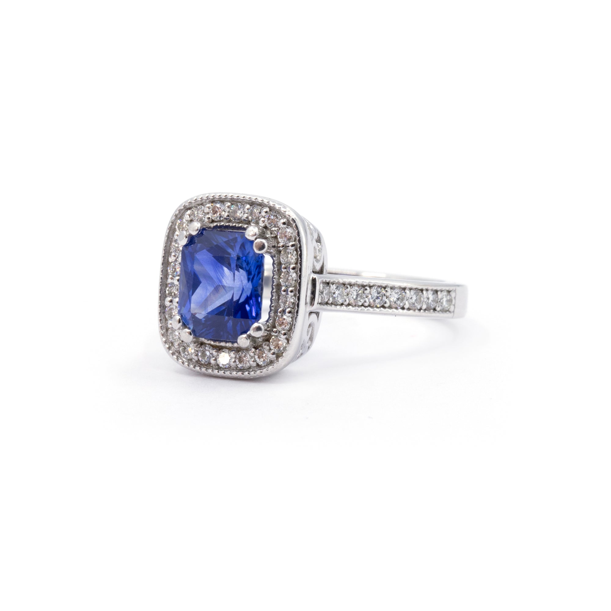 CUSHION BLUE SAPPHIRE DIAMOND HALO RING | White Gold