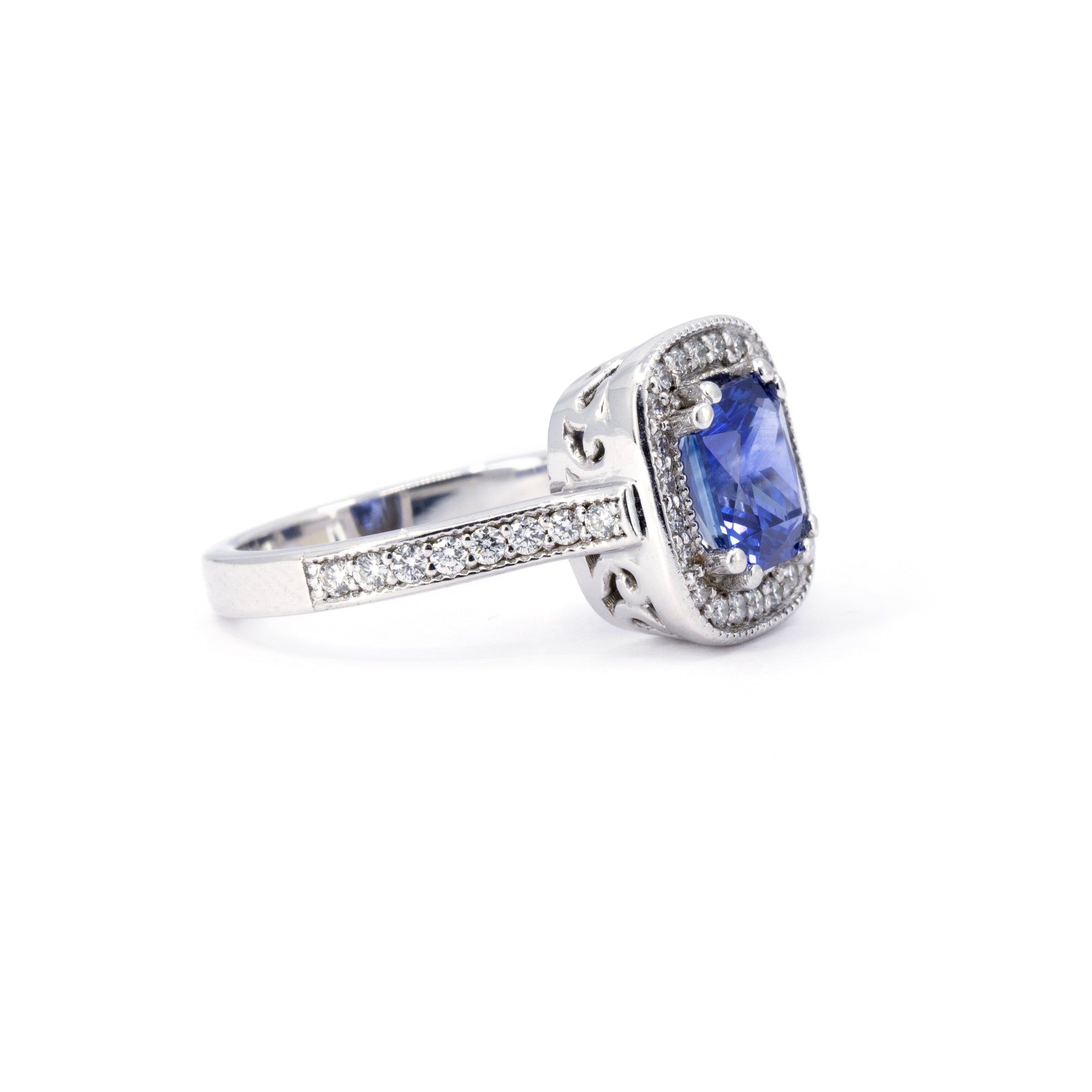 CUSHION BLUE SAPPHIRE DIAMOND HALO RING | White Gold