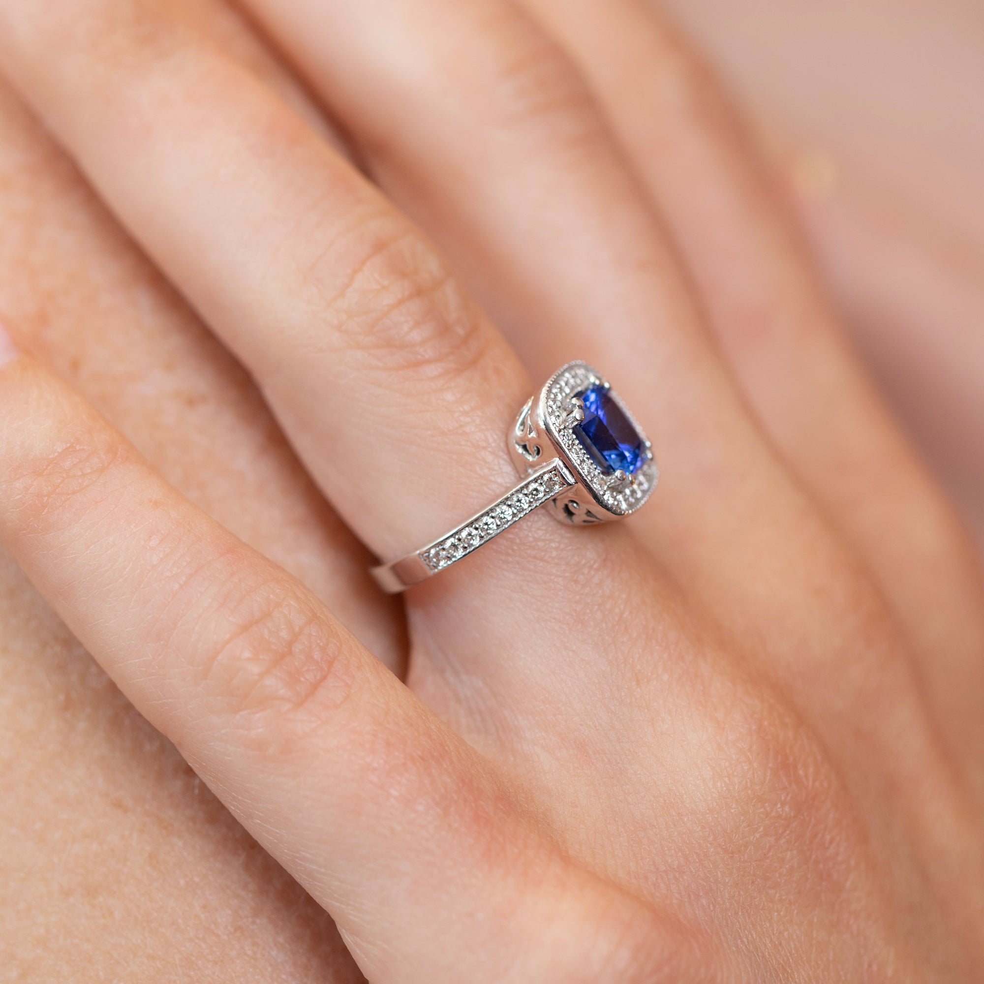CUSHION BLUE SAPPHIRE DIAMOND HALO RING | White Gold