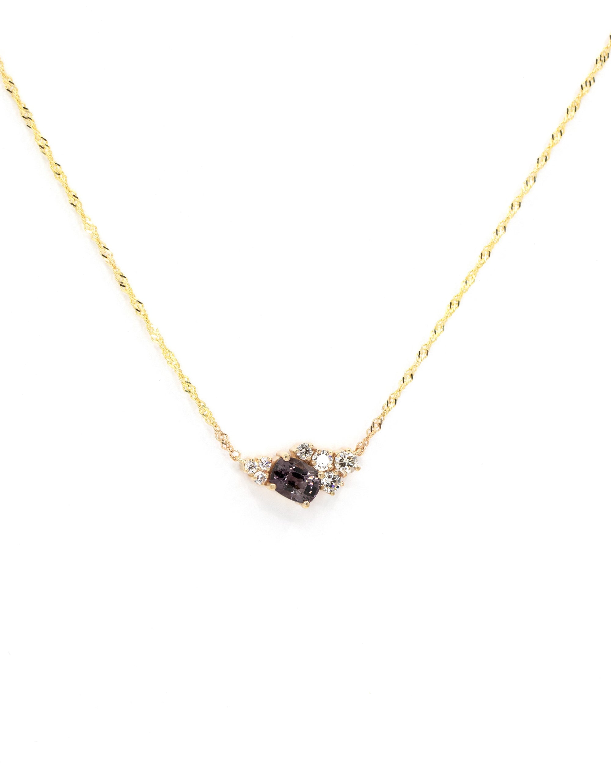 Detailed shot of the pendant with natural lighting – The play of light enhances the electric hues of the spinel and the brilliance of the diamonds.