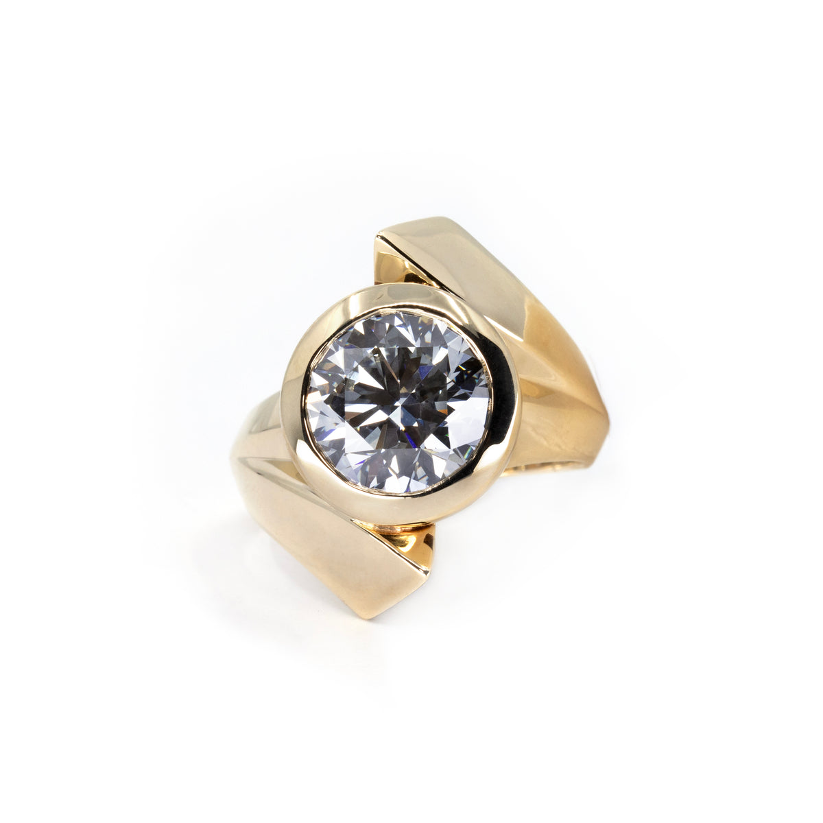 EDGY ROUND DIAMOND BOLD RING | Yellow Gold