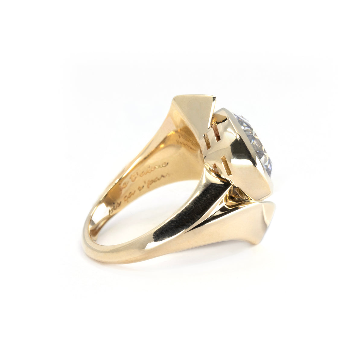 EDGY ROUND DIAMOND BOLD RING | Yellow Gold