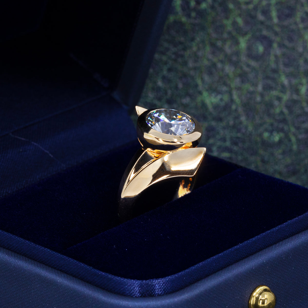 EDGY ROUND DIAMOND BOLD RING | Yellow Gold