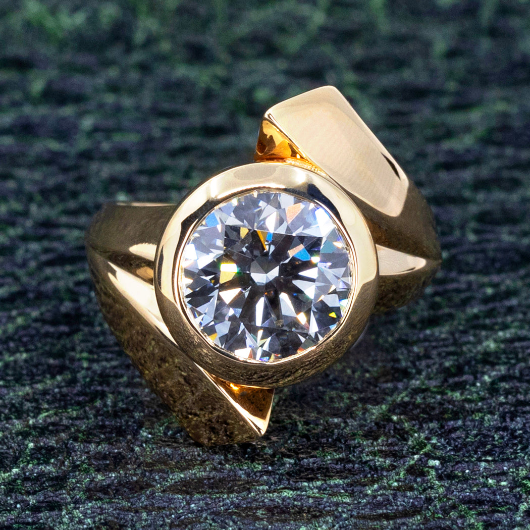 EDGY ROUND DIAMOND BOLD RING | Yellow Gold
