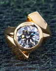 EDGY ROUND DIAMOND BOLD RING | Yellow Gold