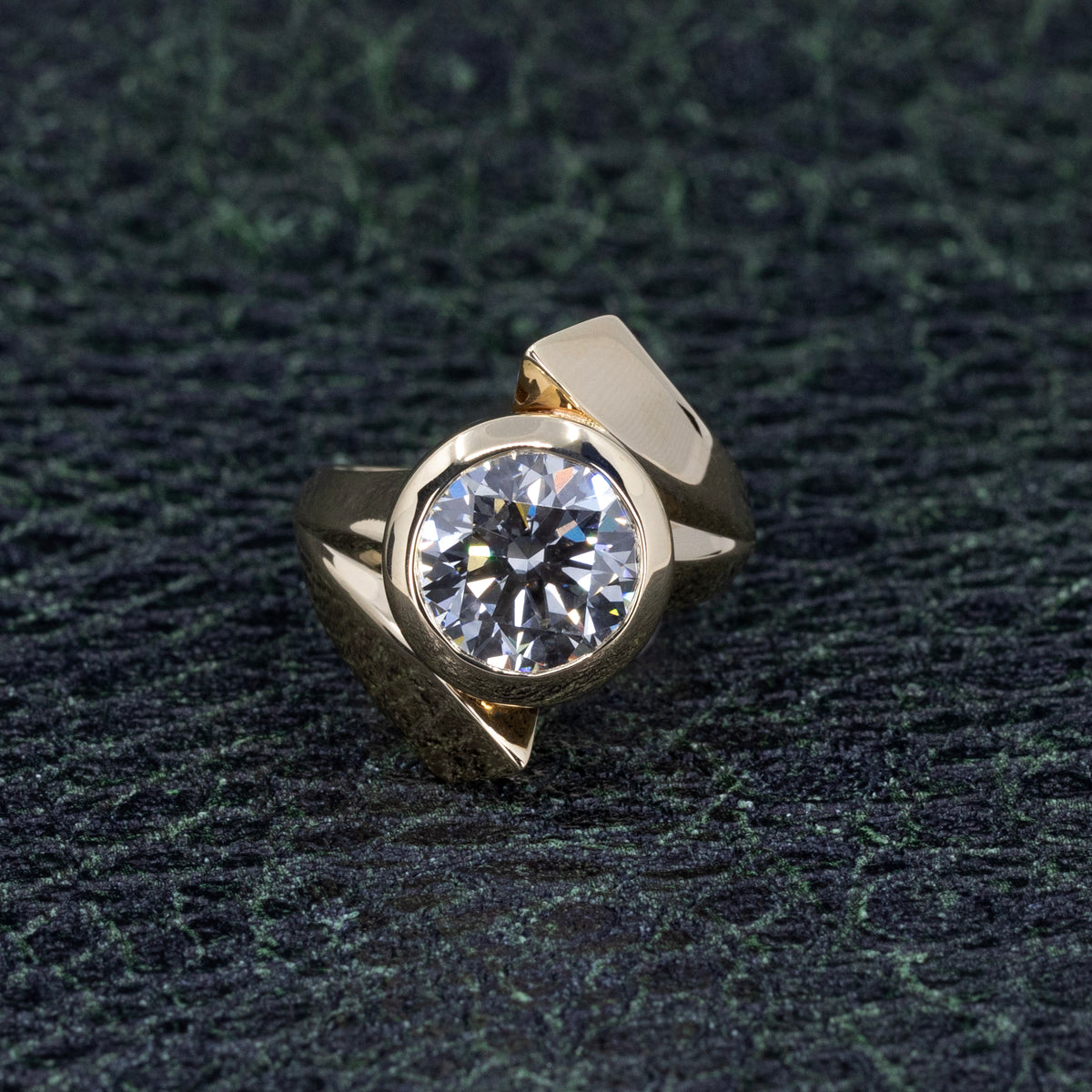 EDGY ROUND DIAMOND BOLD RING | Yellow Gold