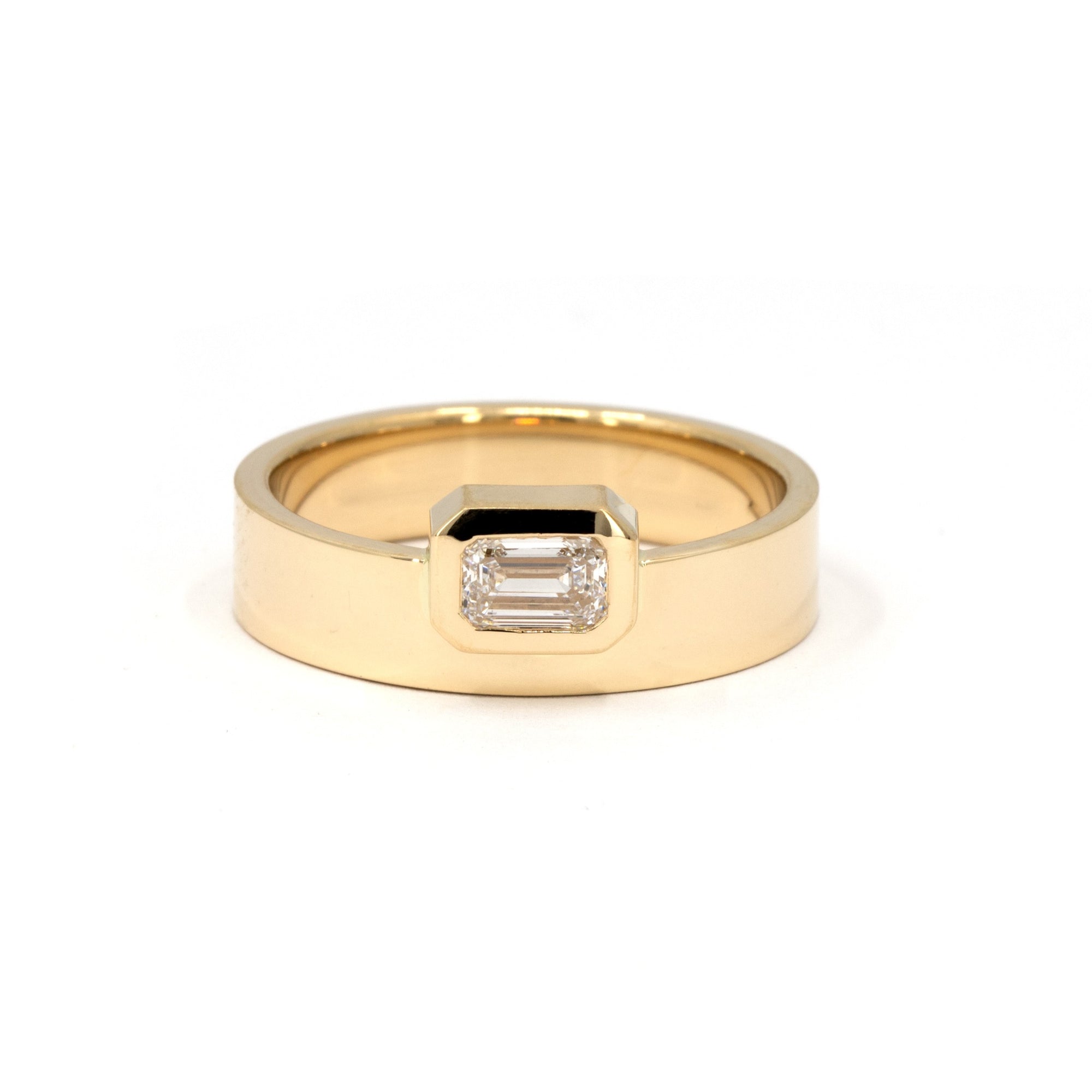 BOXY BEZEL EMERALD DIAMOND | Yellow Gold Ring