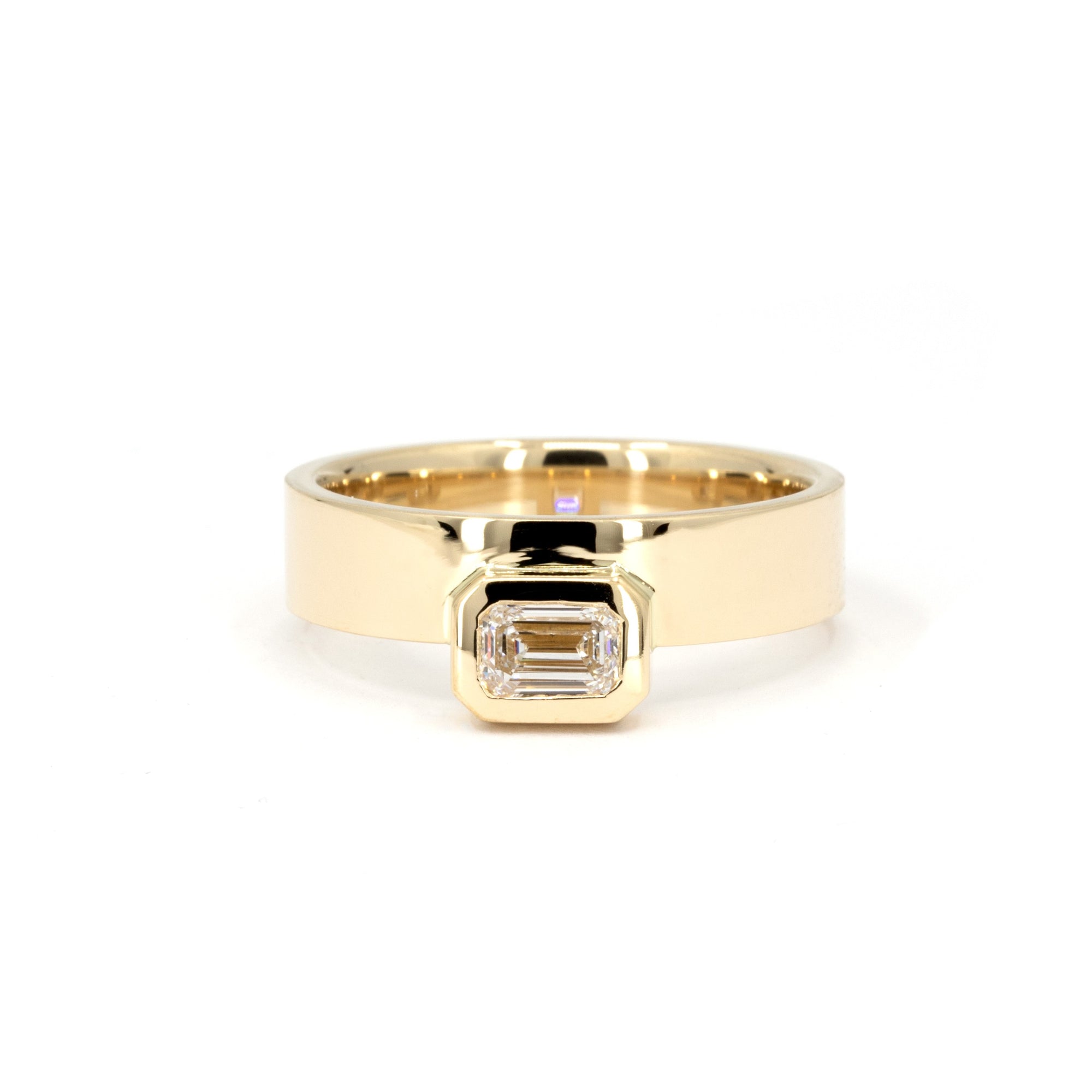 BOXY BEZEL EMERALD DIAMOND | Yellow Gold Ring