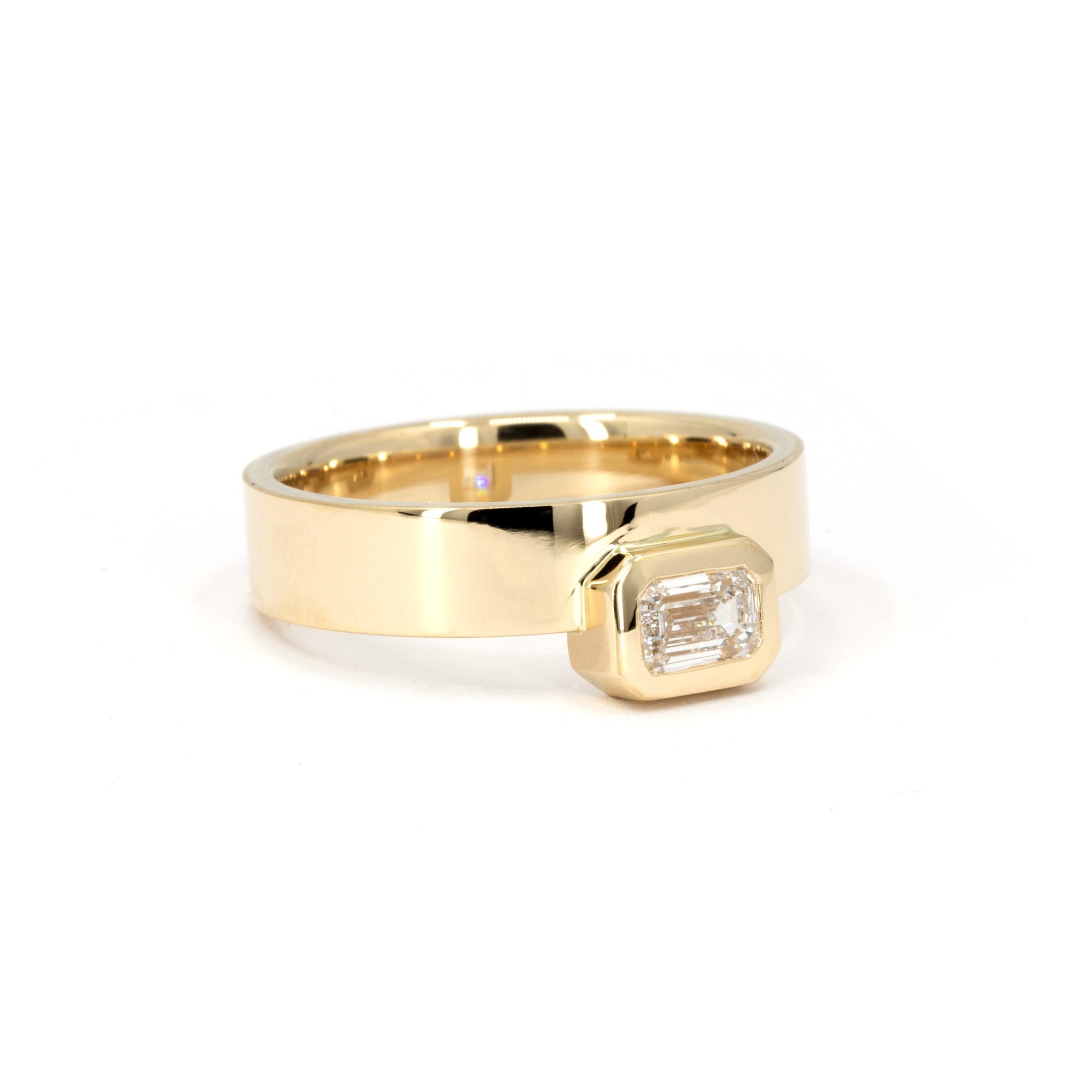 BOXY BEZEL EMERALD DIAMOND | Yellow Gold Ring