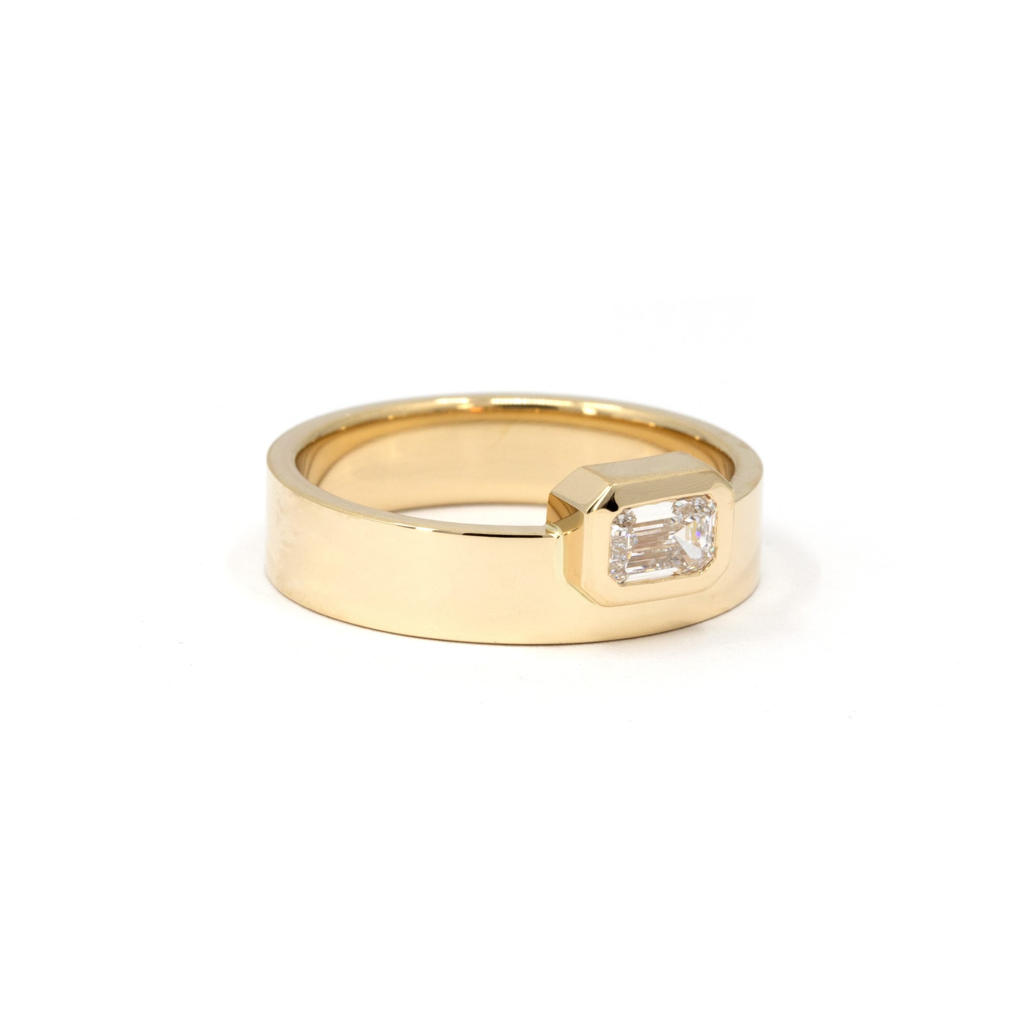 BOXY BEZEL EMERALD DIAMOND | Yellow Gold Ring