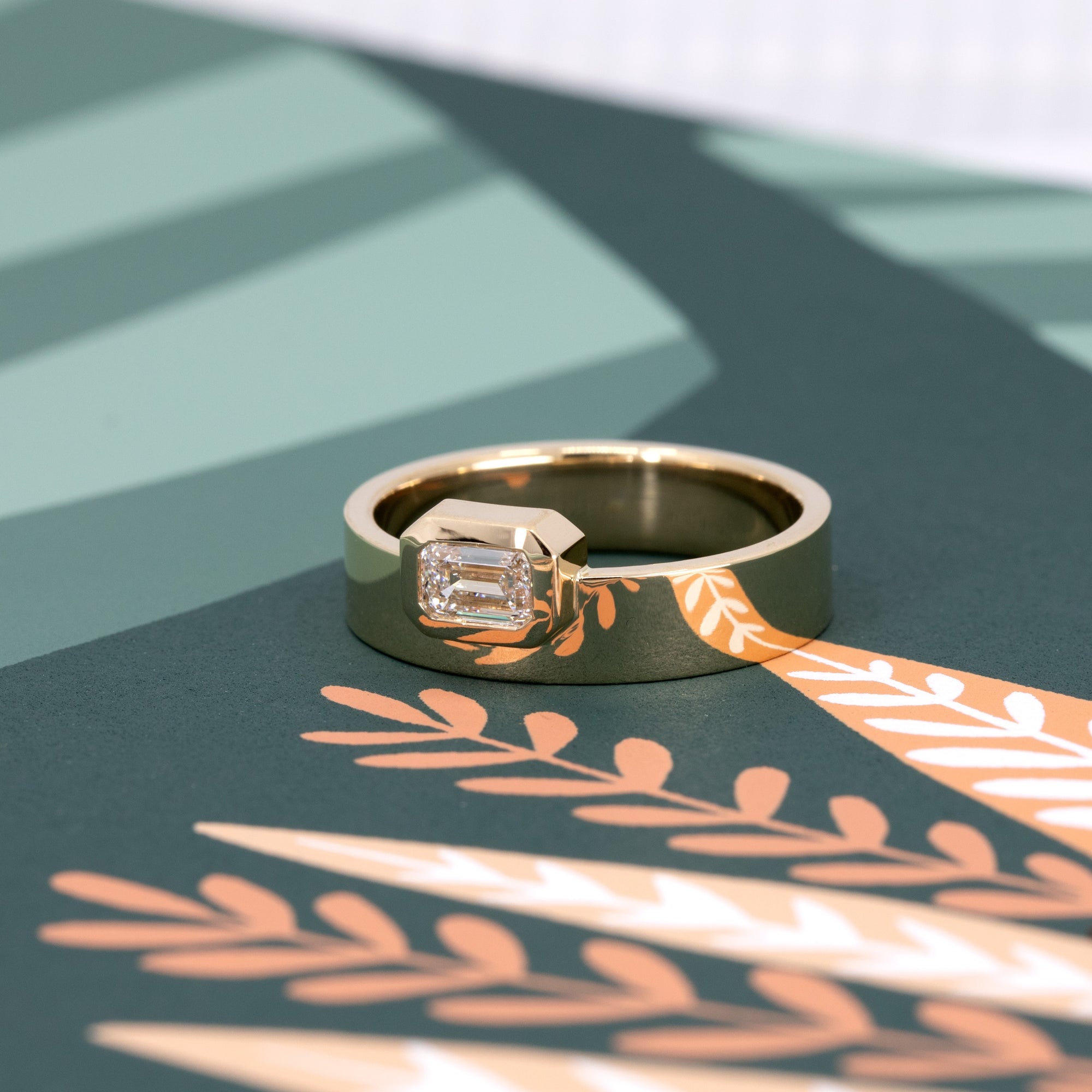 BOXY BEZEL EMERALD DIAMOND | Yellow Gold Ring