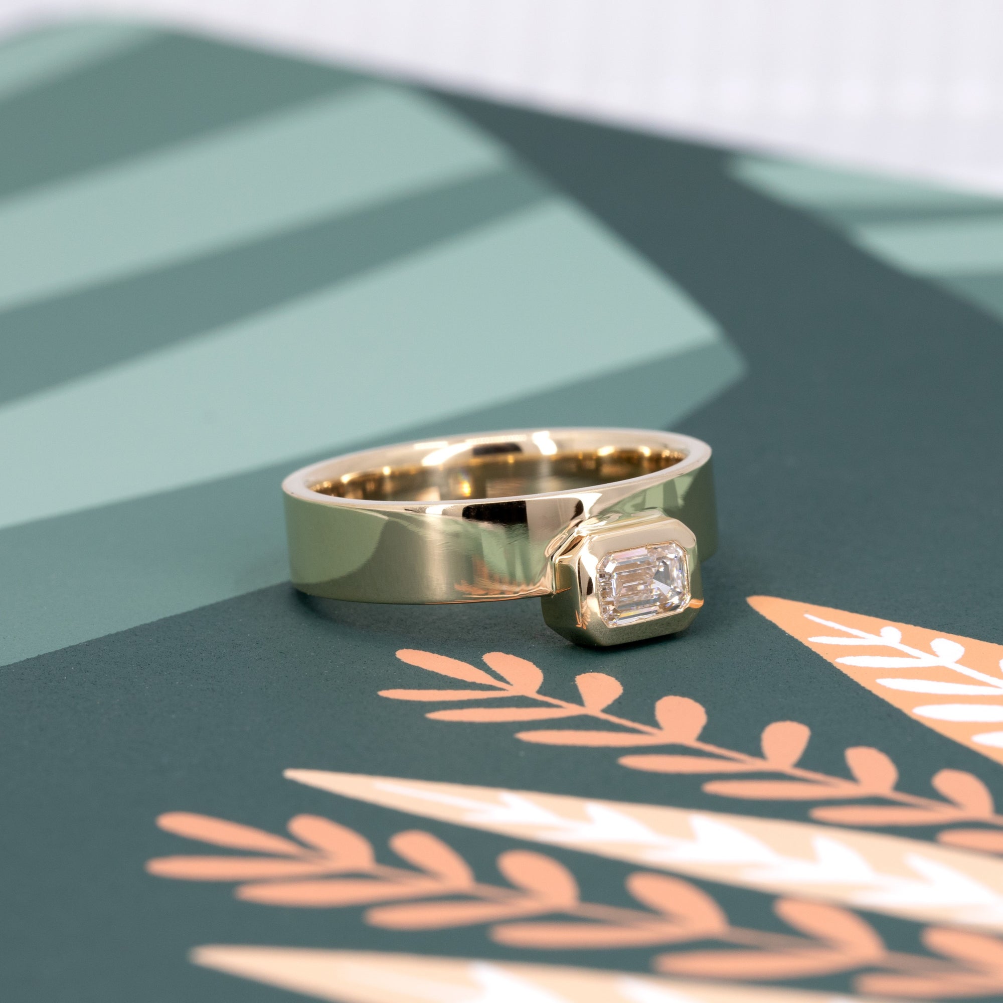 BOXY BEZEL EMERALD DIAMOND | Yellow Gold Ring