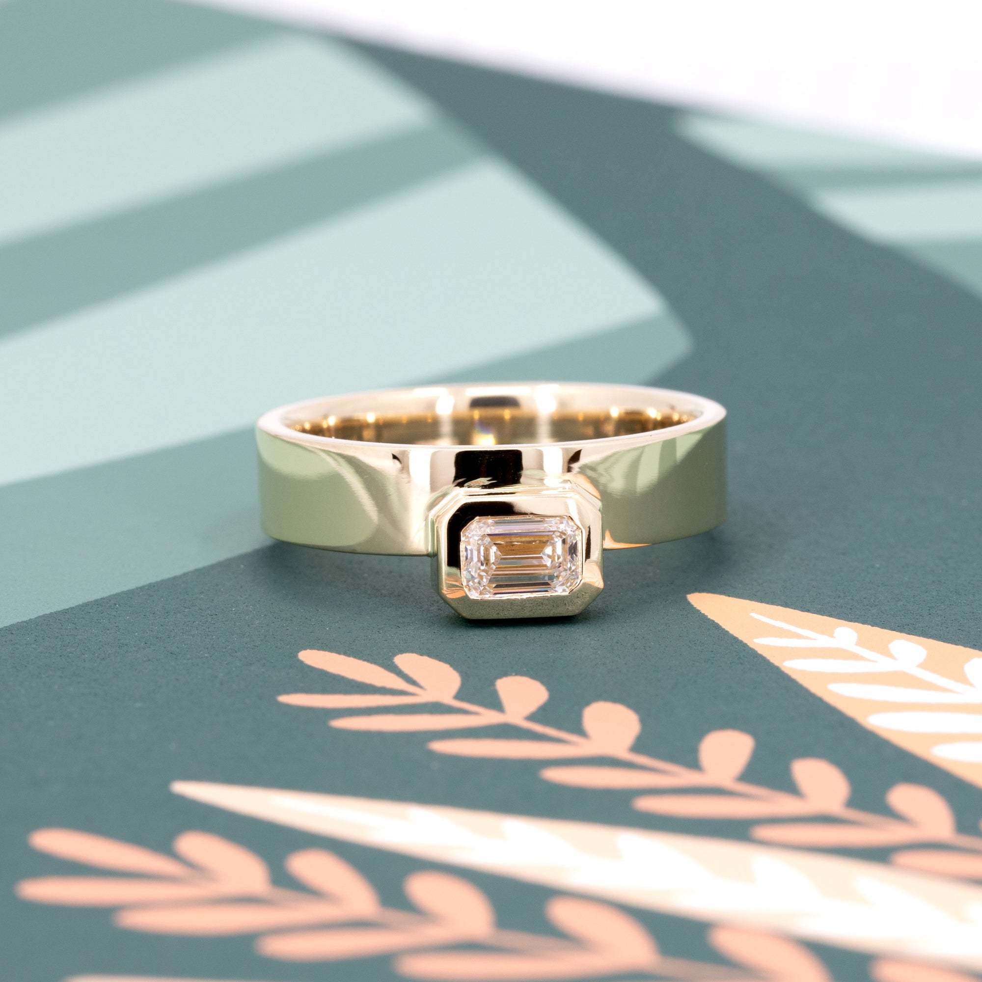 BOXY BEZEL EMERALD DIAMOND | Yellow Gold Ring