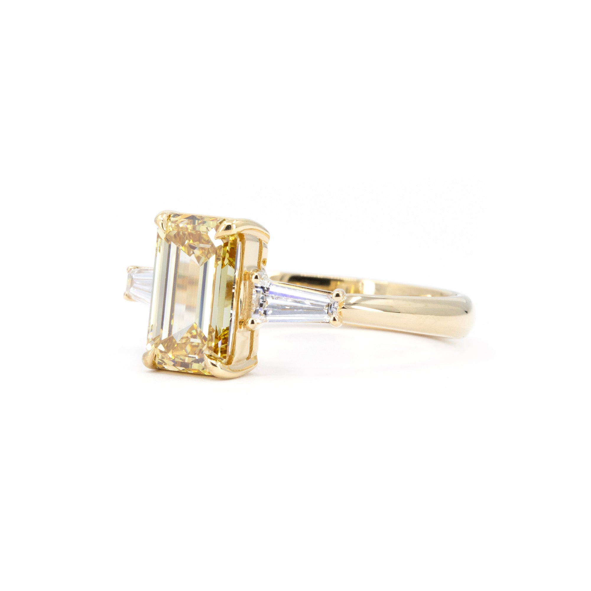 YELLOW DIAMOND EMERALD SHAPE SIDE TRAPERED BAGUETTE  | Yellow Gold